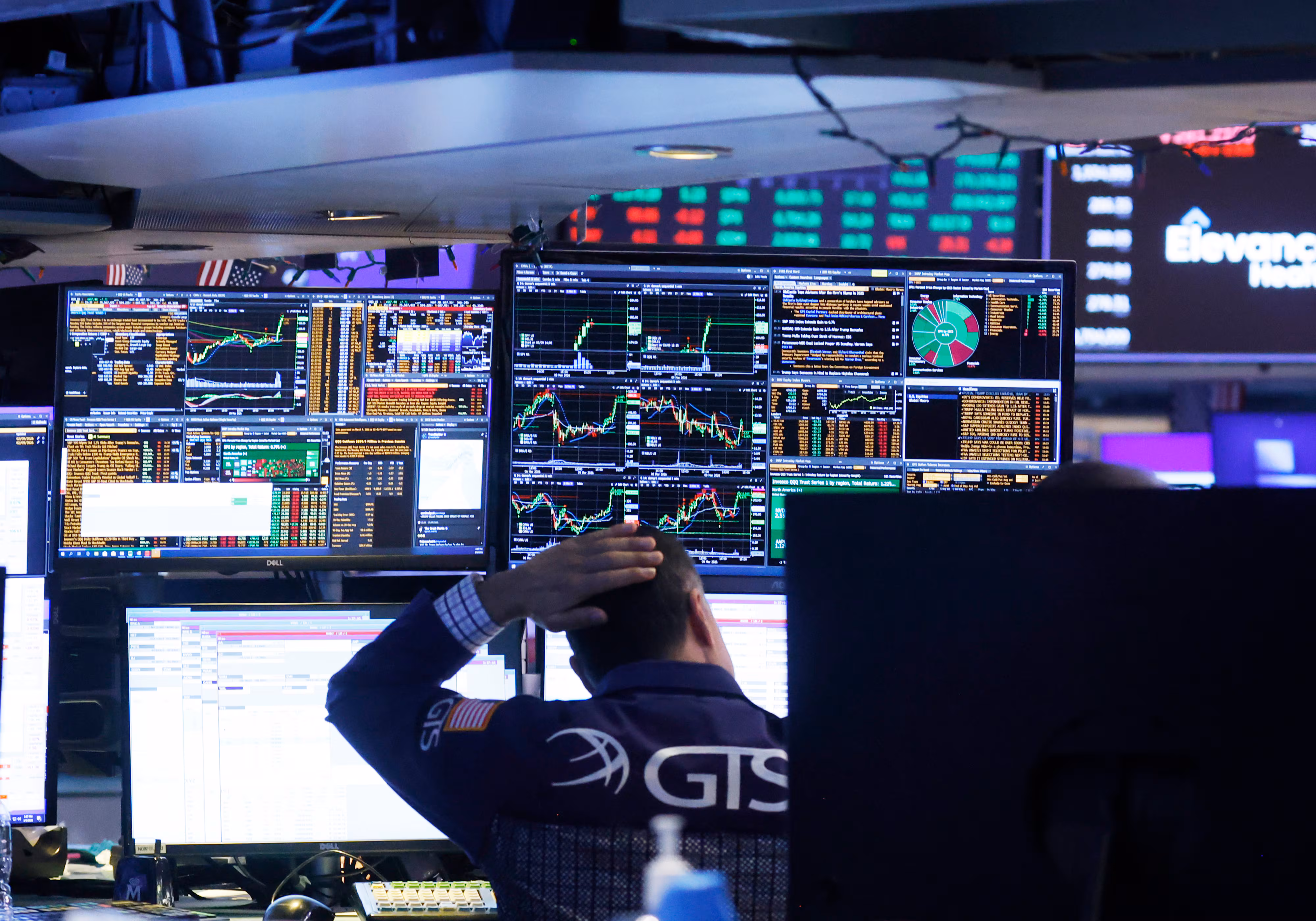 뉴욕 증권거래소(NYSE)에서 트레이더가 업무를 처리하고 있다. /UPI