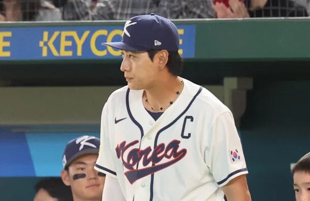 지난 5일 일본 도코돔에서 열린 2026 월드베이스볼클래식(WBC) 조별 리그 C조 1차전 한국과 체코의 경기에서 한국 이정후가 입장하고 있다./연합뉴스
