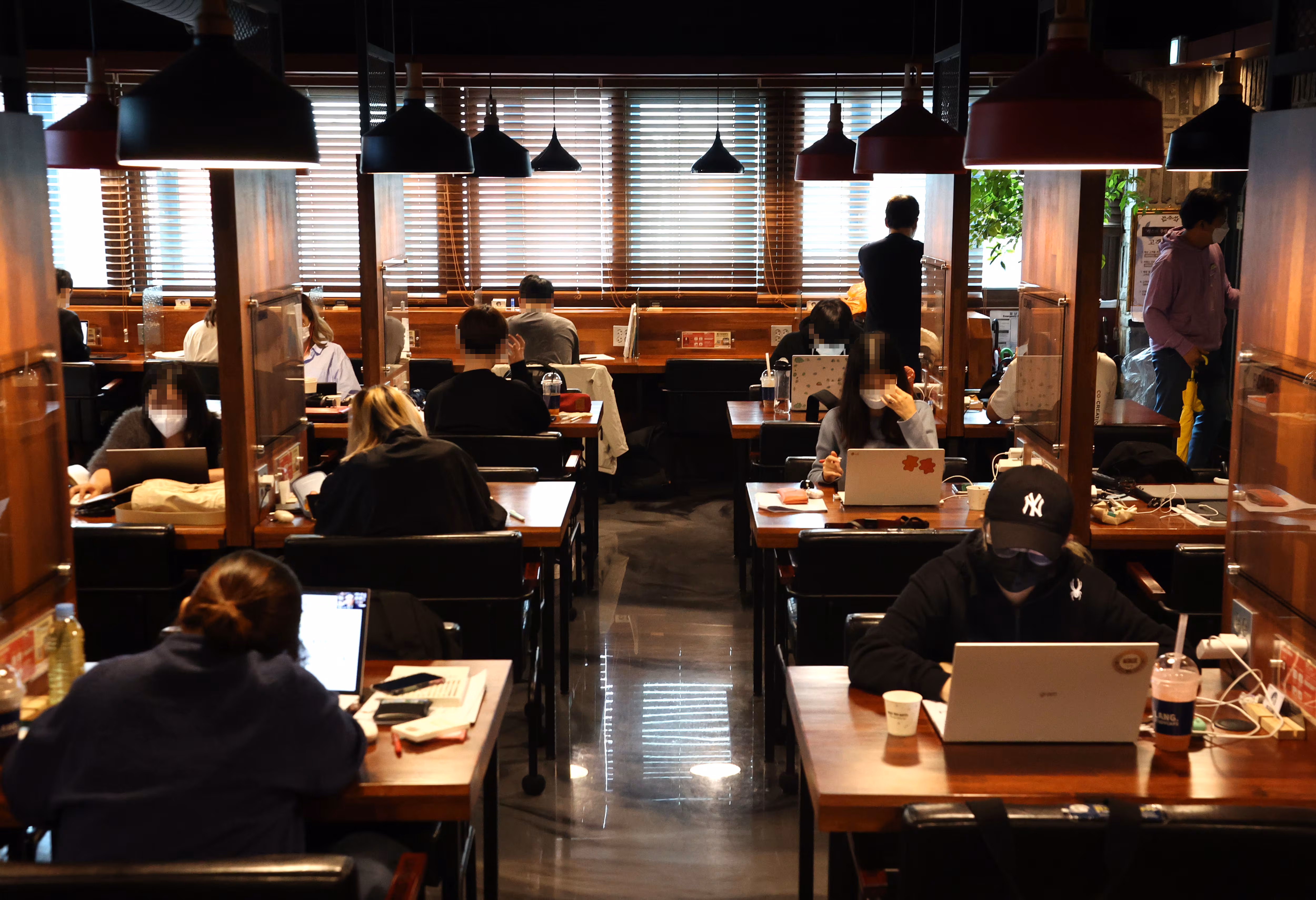 서울의 한 스터디카페에 학생들이 공부를 하고 있다./연합
   