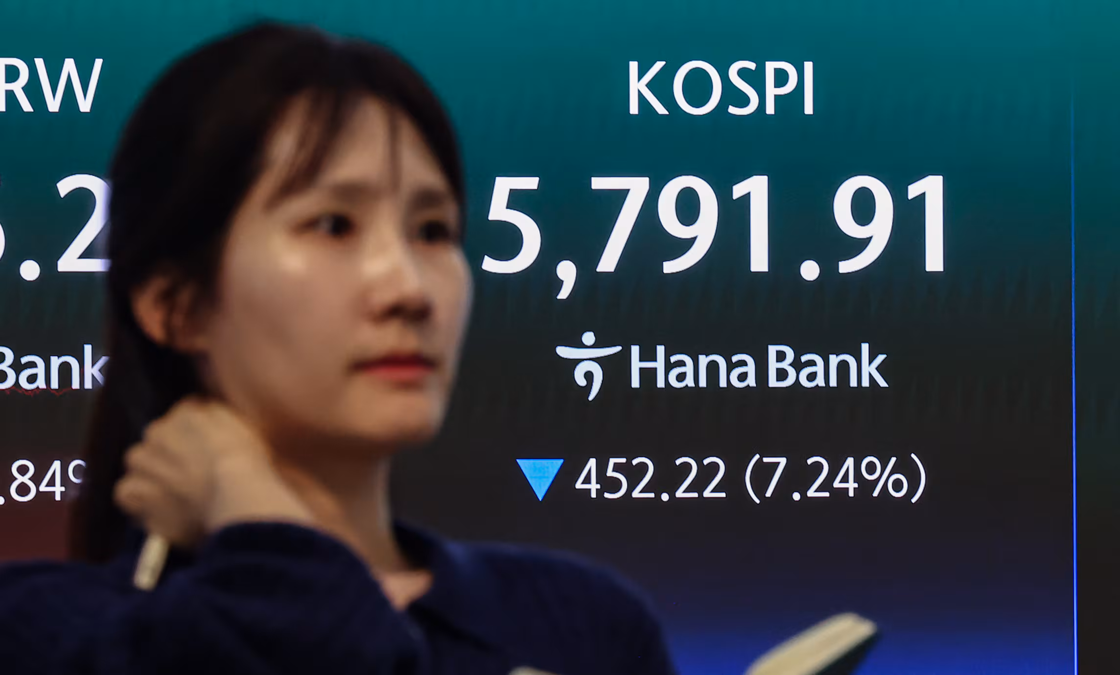 미국과 이란 전쟁 여파로 국내 증시가 급락한 3일 서울 중구 하나은행 본점 딜링룸 전광판에 종가가 표시되고 있다. /뉴스1