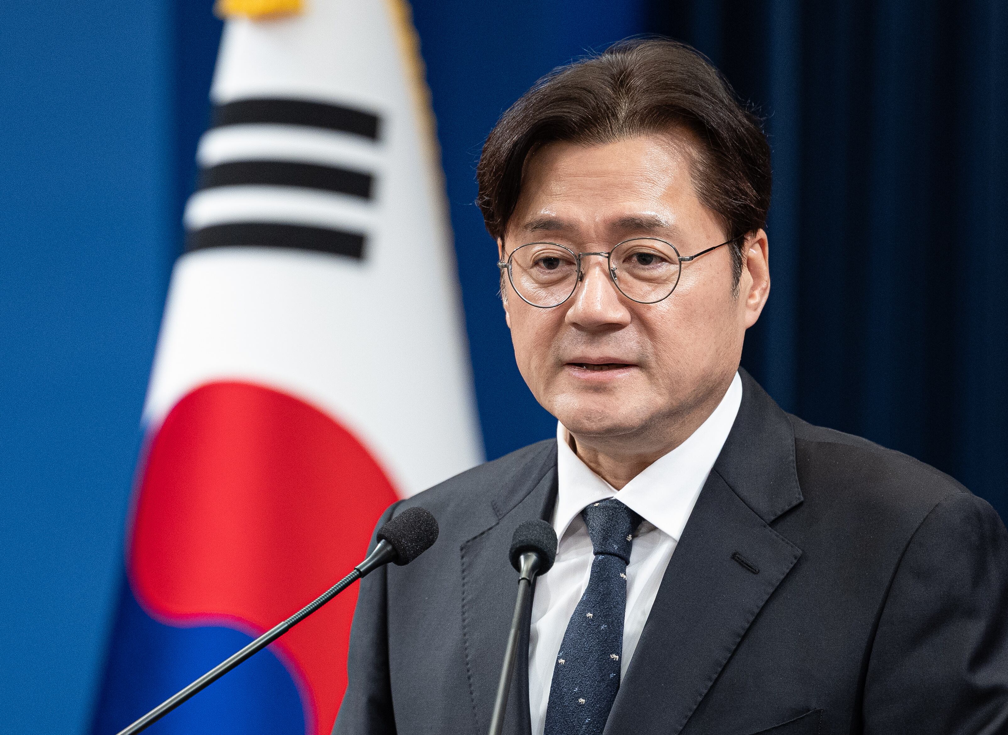 홍익표 정무수석이 12일 청와대 춘추관에서 여야 양당 대표 오찬회동 취소 관련 현안 브리핑을 하고 있다./뉴스1