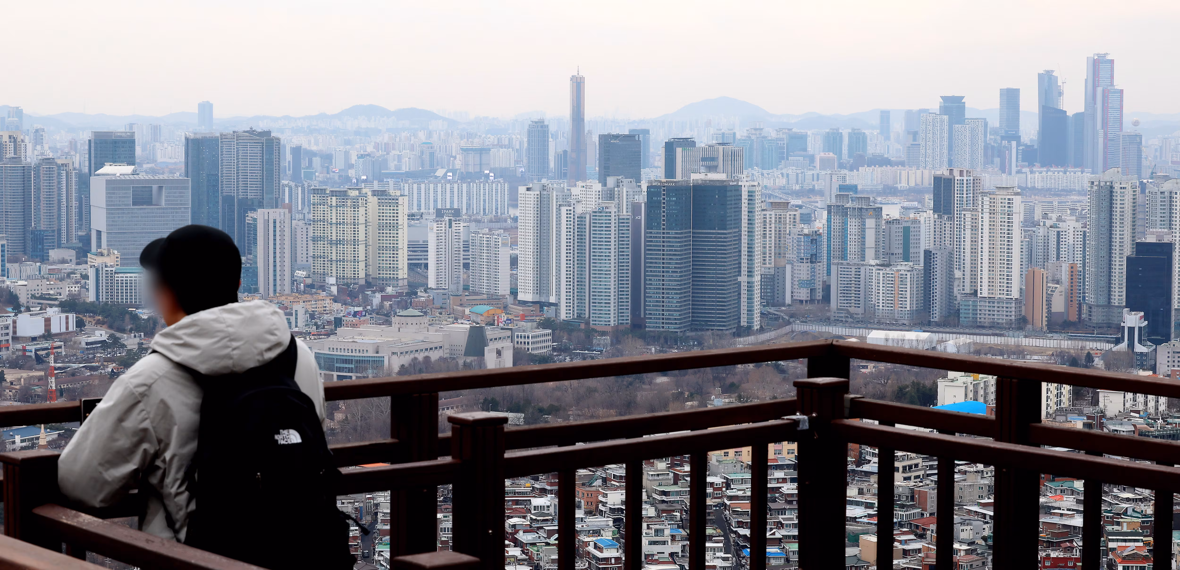 지난 2월 26일 서울 남산 전망대에서 바라본 시내 곳곳에 아파트 단지가 빼곡하게 들어서 있다. /연합뉴스