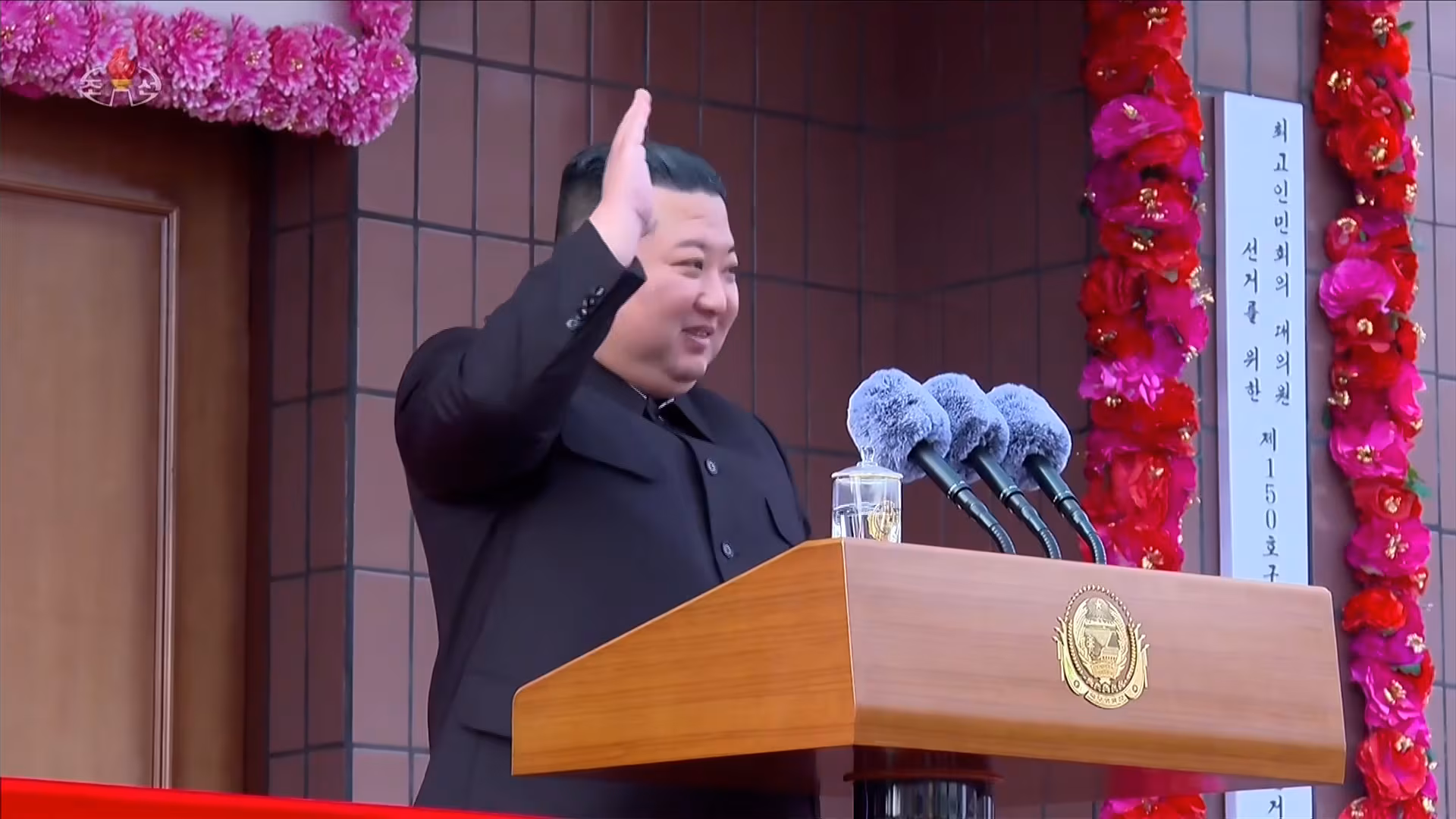 김정은 북한 국무위원장이 지난 15일 순천지구청년탄광연합기업소 천성청년탄광을 찾아 최고인민회의 제15기 대의원 선거에 참가하고 선거자들 앞에서 중요연설을 했다고 조선중앙TV가 16일 보도했다. / 조선중앙TV 화면=연합