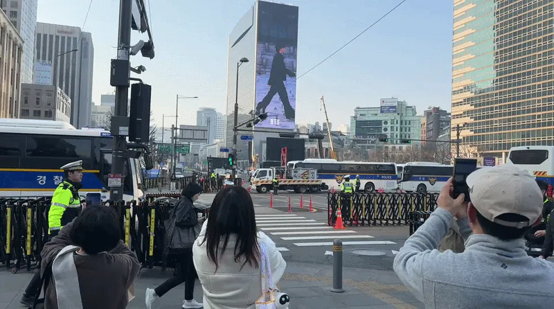 그룹 방탄소년단(BTS)이 컴백 공연이 열리는 21일 서울 광화문광장에서 팬들이 미디어월에 나오는 BTS 새 앨범 광고를 기념 촬영하고 있다. /이호준 기자