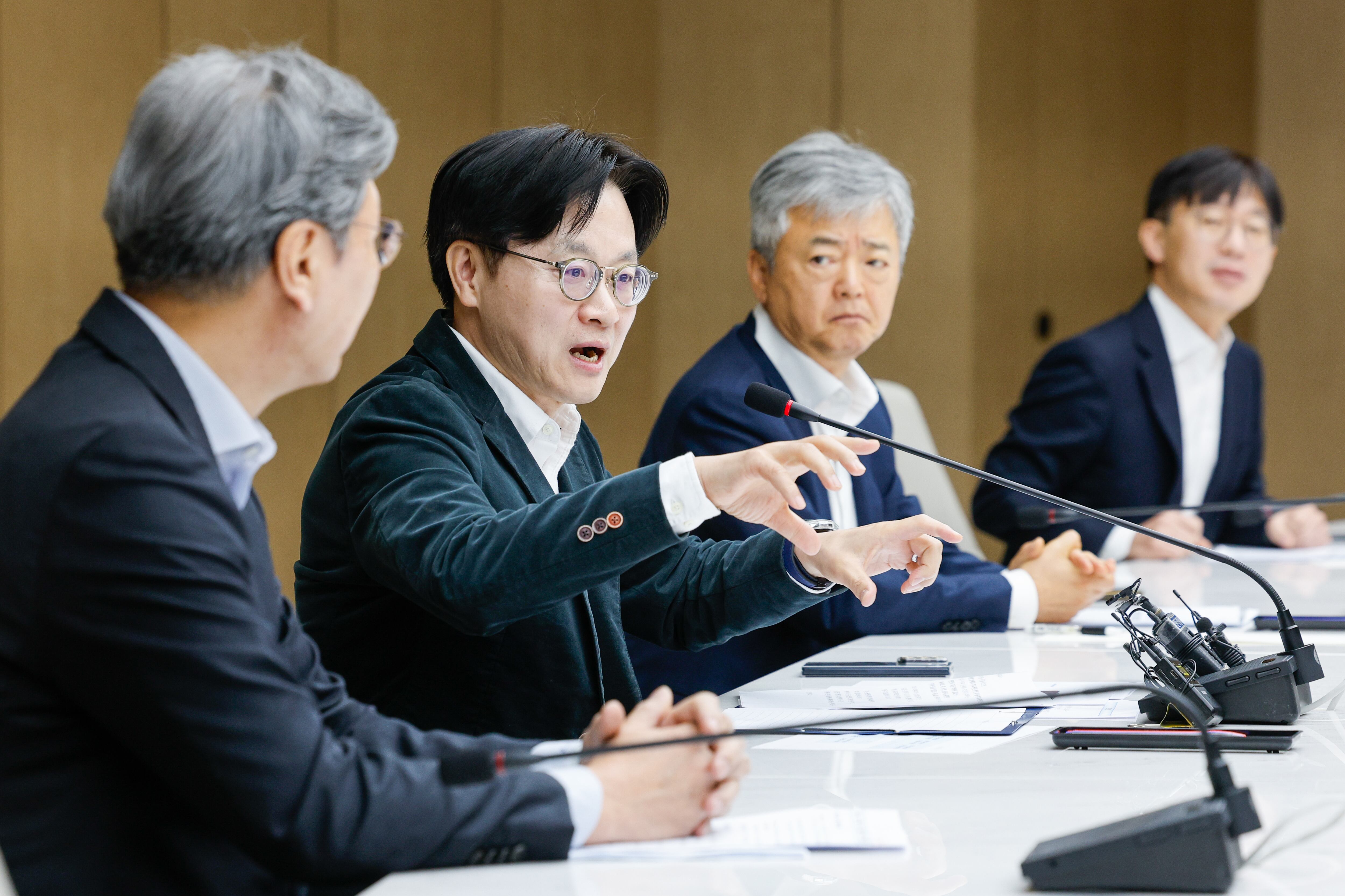 김정관 산업통상부 장관이 27일 오전 서울 중구 대한상공회의소에서 열린 중동전쟁 관련 경제단체 간담회에 참석해 모두 발언을 마친 후 참석자들과 대화하고 있다./뉴스1