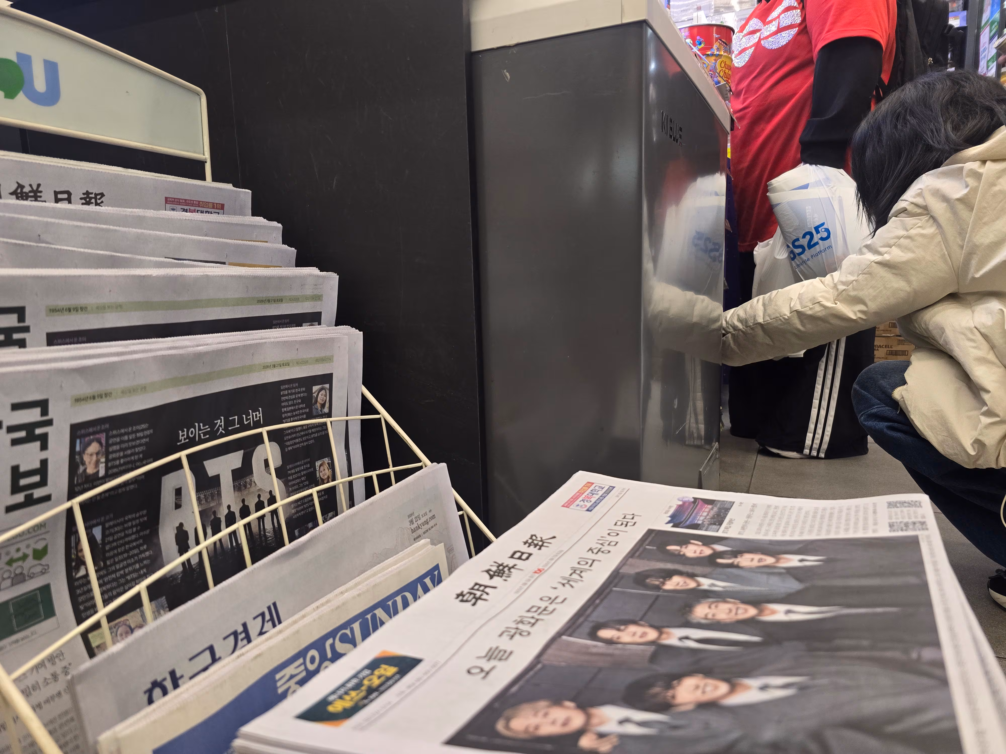 그룹 방탄소년단(BTS)이 컴백 공연을 하는 21일 서울 광화문광장 인근 편의점에 특별판 신문이 배치돼 있다. /권오은 기자