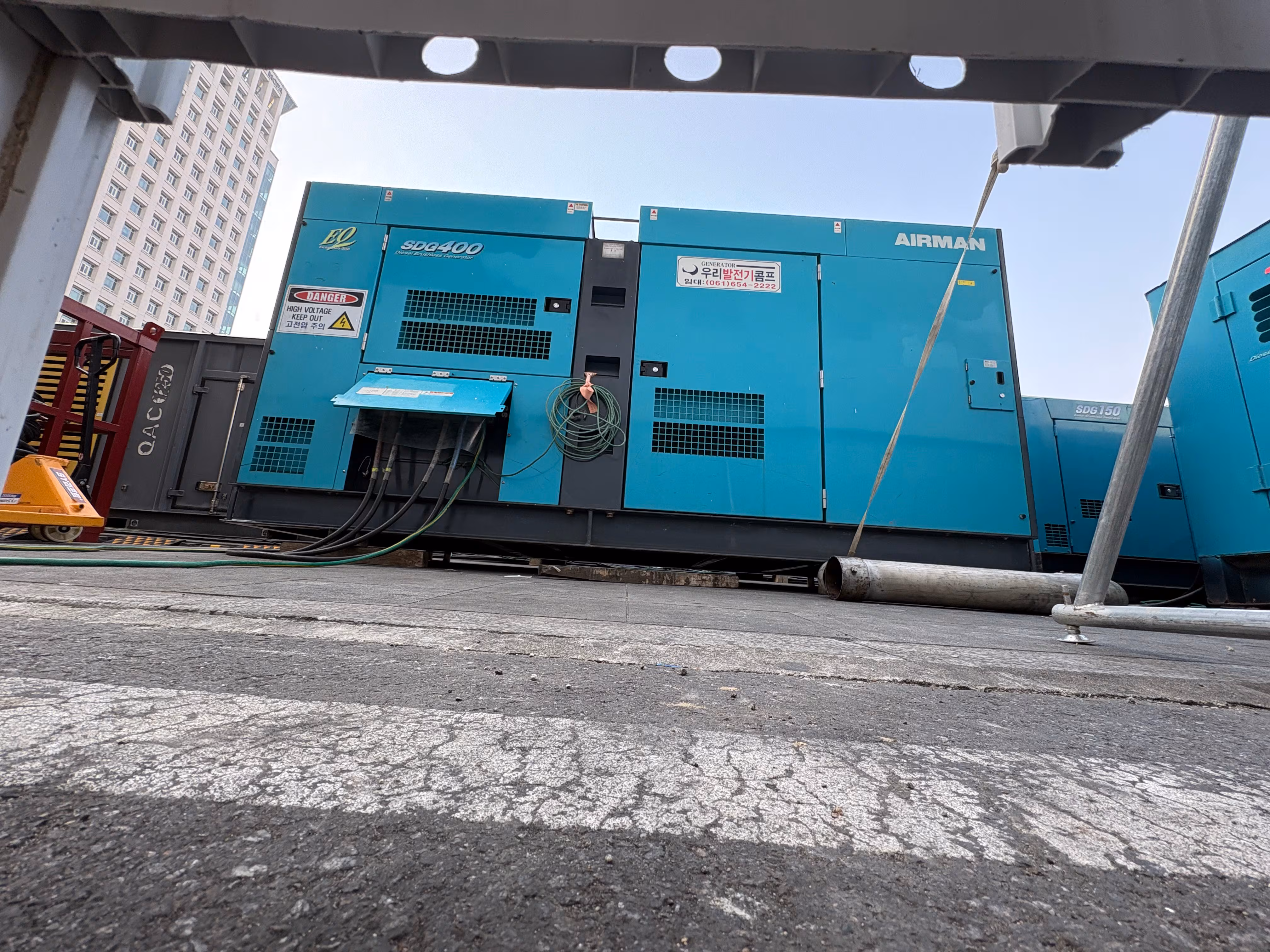 방탄소년단의 광화문 공연을 위해 세종문화회관 인근 조선어학회 한말글수호기념탑 옆에 설치된 발전기. / 정미하 기자