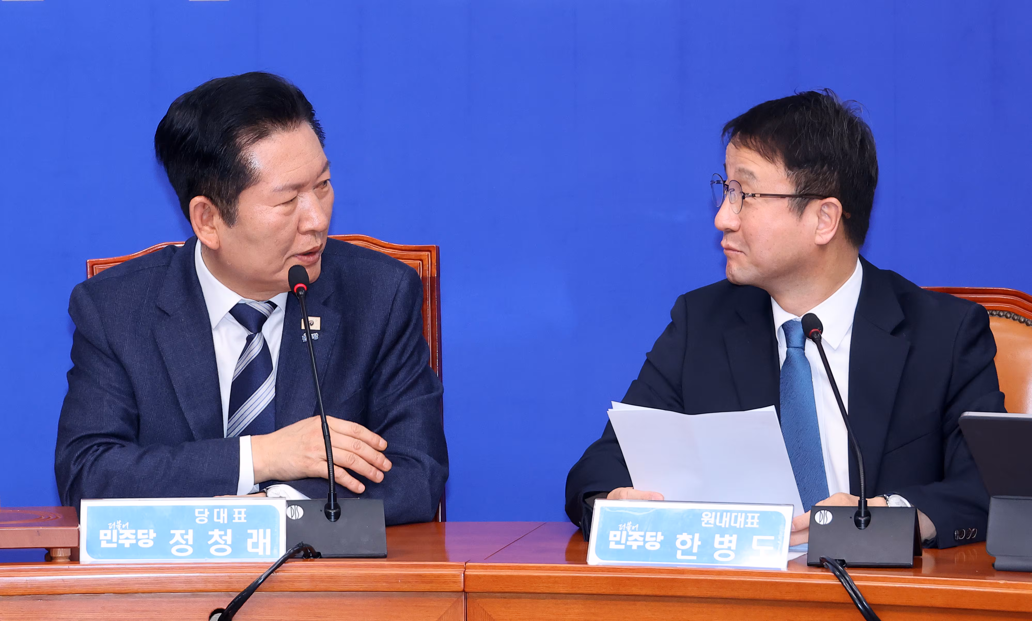 더불어민주당 정청래 대표와 한병도 원내대표가 20일 국회에서 열린 최고위원회의에서 얘기를 나누고 있다./연합뉴스