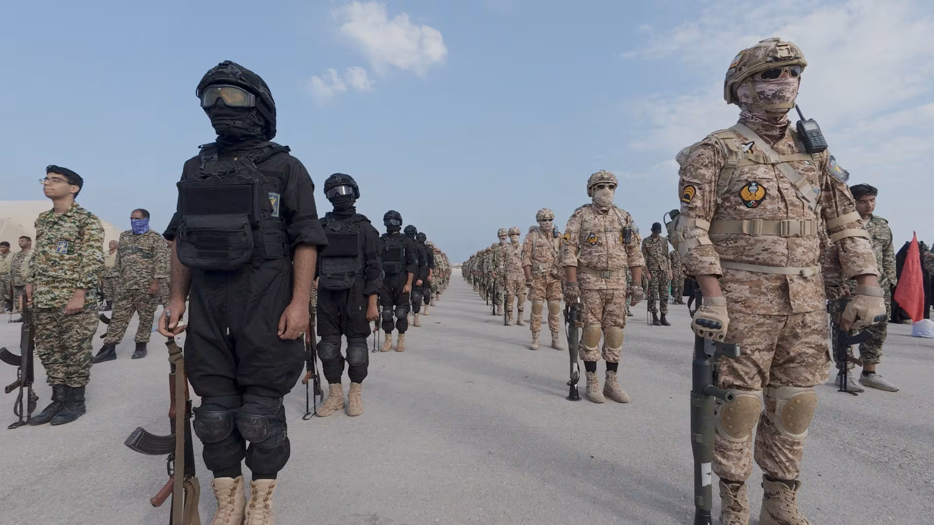 

<figure>” /><figcaption>
<figure></figcaption></figure>
<p>イランの精鋭イスラム革命防衛隊（IRGC）は、28日（現地時間）、米国とイスラエルの空爆への報復として中東の米軍基地を攻撃し、甚大な被害を与えたと主張した。</p>
<p>イラン国営メディアとタス通信は、革命防衛隊が米軍基地14カ所を空爆し、少なくとも200人の兵士が死傷したと発表したと伝えた。</p>
<p>革命防衛隊は、カタールのアルウデイド基地に設置された米軍FP-132レーダーも完全に破壊したと主張。イラン側はこのレーダーが弾道ミサイル迎撃技術を備え、探知距離が5000kmに達すると付け加えた。</p>
<p>革命防衛隊はまた、米海軍の戦闘支援艦をミサイルで深刻に破壊したとし、他の米海軍の戦力資産も自国のミサイルとドローンの射程内にあると警告した。</p>
<p>エブラヒム・ジャバリ革命防衛隊司令官は国営テレビに出演し、「トランプは我々が保管していたミサイルを発射したが、間もなく今まで見た中で最強のミサイルを披露することになると知るべきだ」と述べた。</p>
<p>イランはこの日、中東最大の米軍基地であるカタールのアルウデイド空軍基地をはじめ、バーレーンの米海軍第5艦隊司令部、クウェートのアルサレム空軍基地、アラブ首長国連邦（UAE）のアルダフラ基地などをミサイルとドローンで午前と午後の2回攻撃したと主張した。</p>
</div>
		</article>
		<!-- 기사뷰 뉴스 하단 AD -->
		<article class=