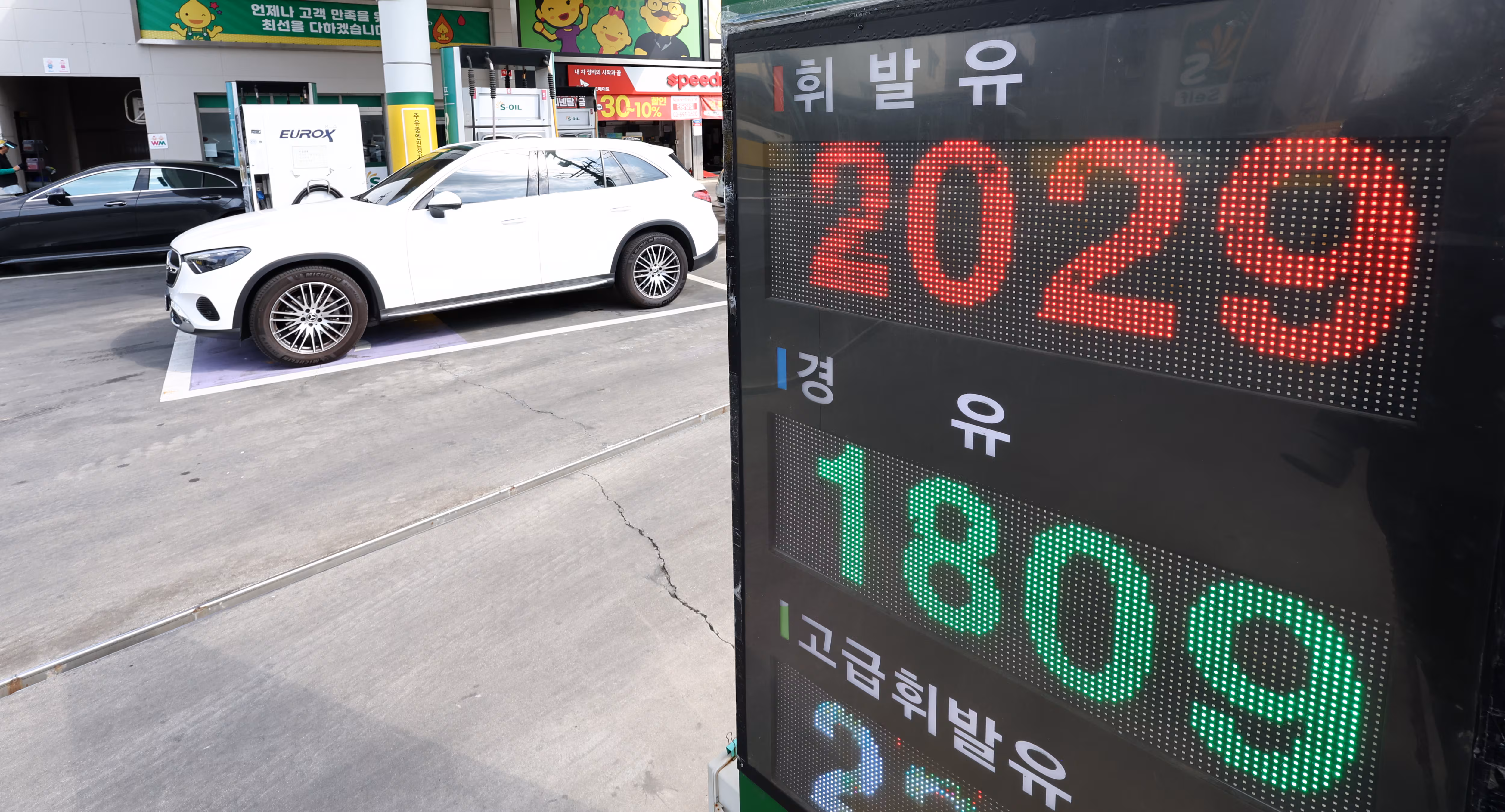 31일 서울의 한 주유소 유가정보판에 휘발유·경유 가격이 표시되어 있다. /뉴스1