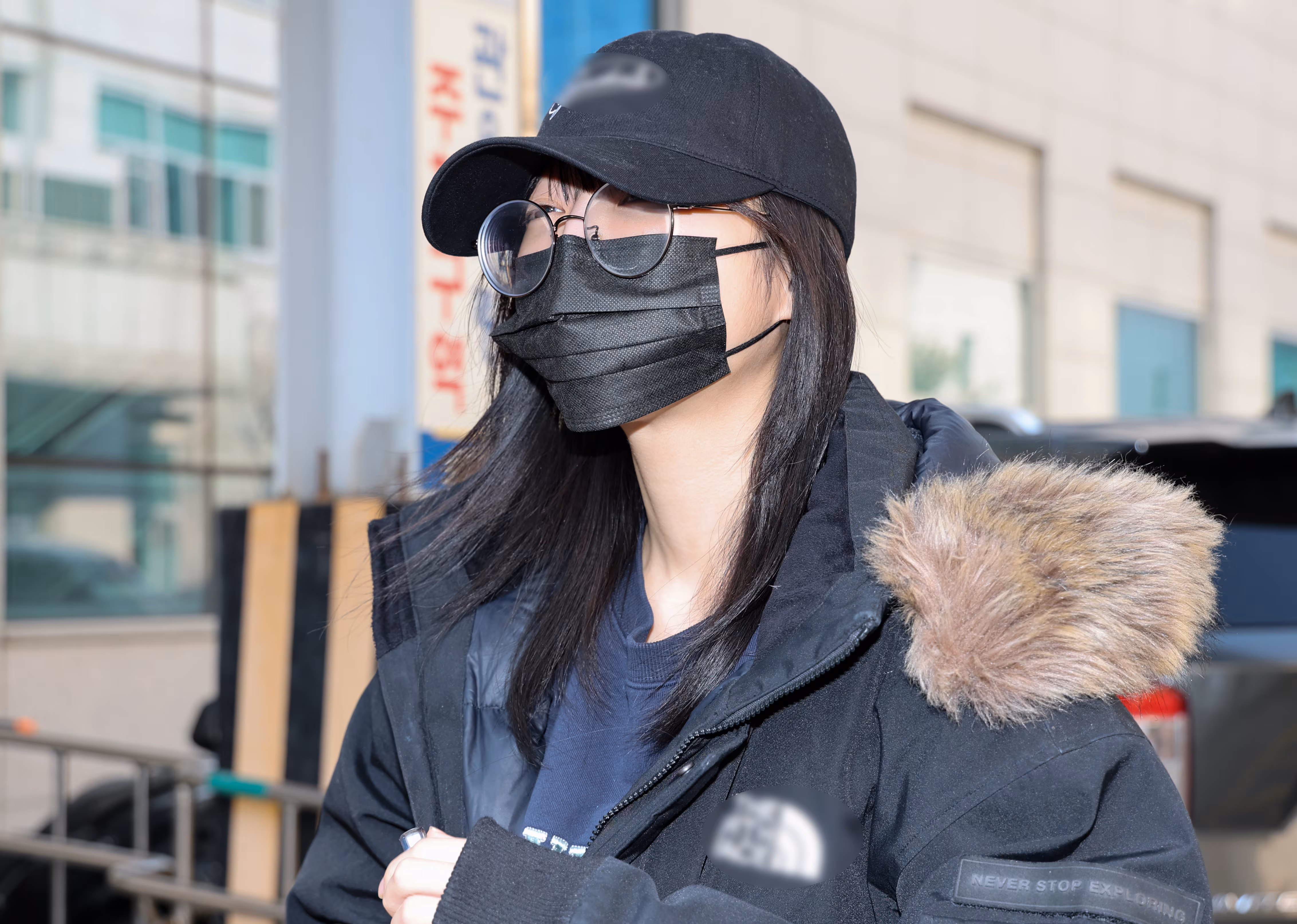 유튜버 쯔양(본명 박정원)이 10일 대전 서구 대전둔산경찰서에서 피고소인 신분으로 조사를 마치고 나서고 있다. /뉴스1