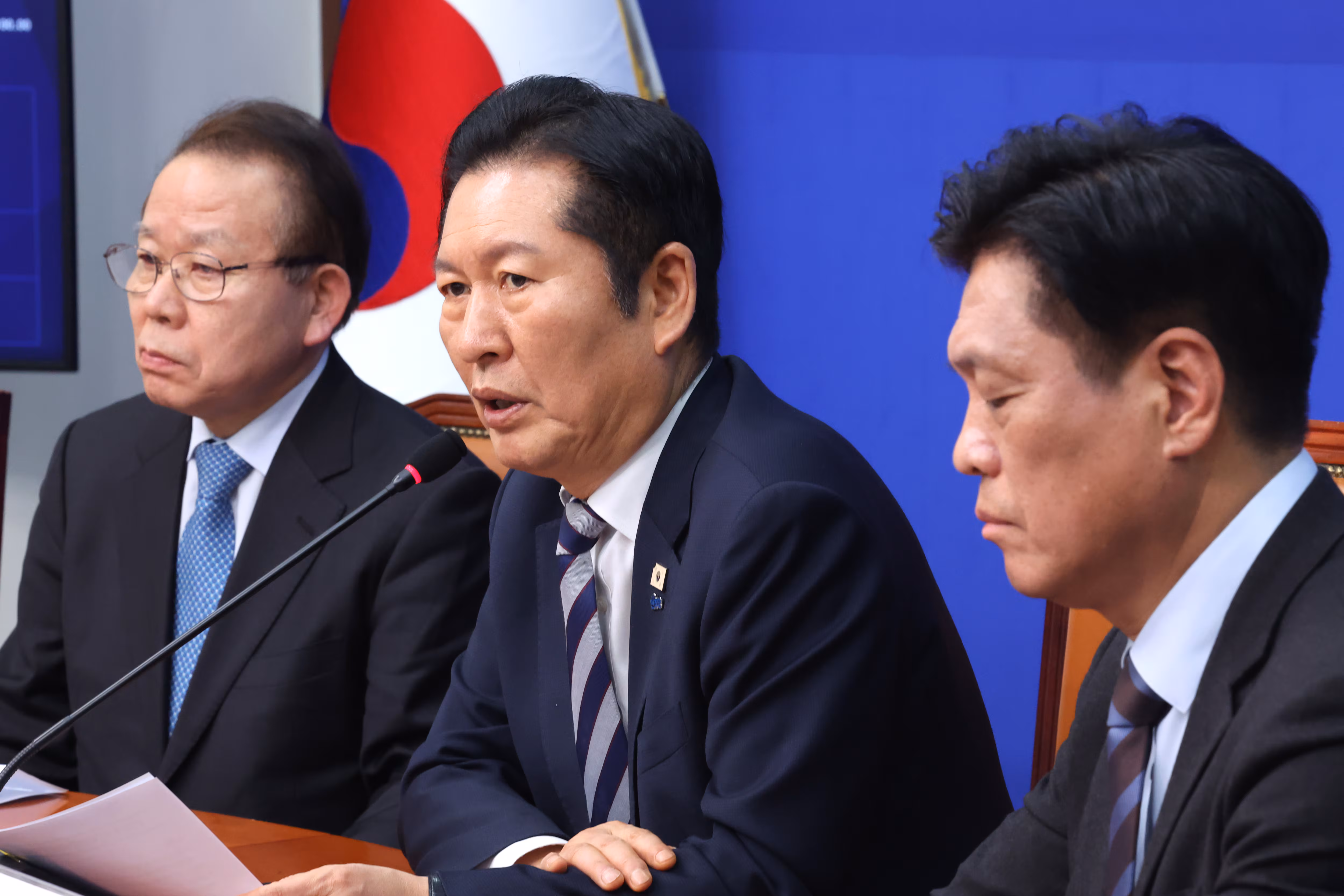 정청래 더불어민주당 대표가 4일 서울 여의도 국회에서 열린 중앙당 및 시도당 공천관리위원장 연석회의에서 발언하고 있다./뉴스1