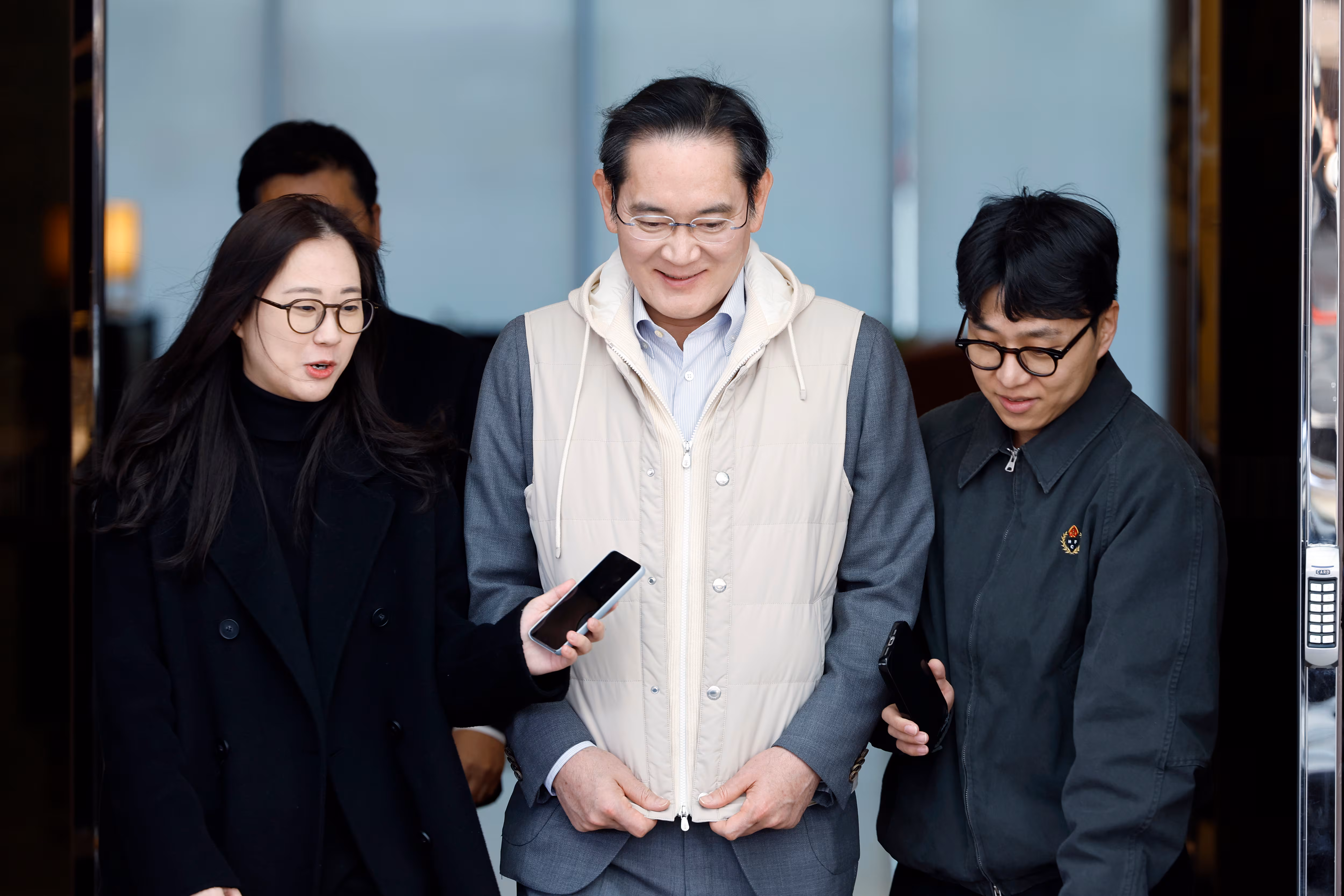 해외 일정을 마친 이재용 삼성전자 회장이 13일 오후 서울 강서구 김포비즈니스항공센터를 통해 귀국하고 있다. /뉴스1