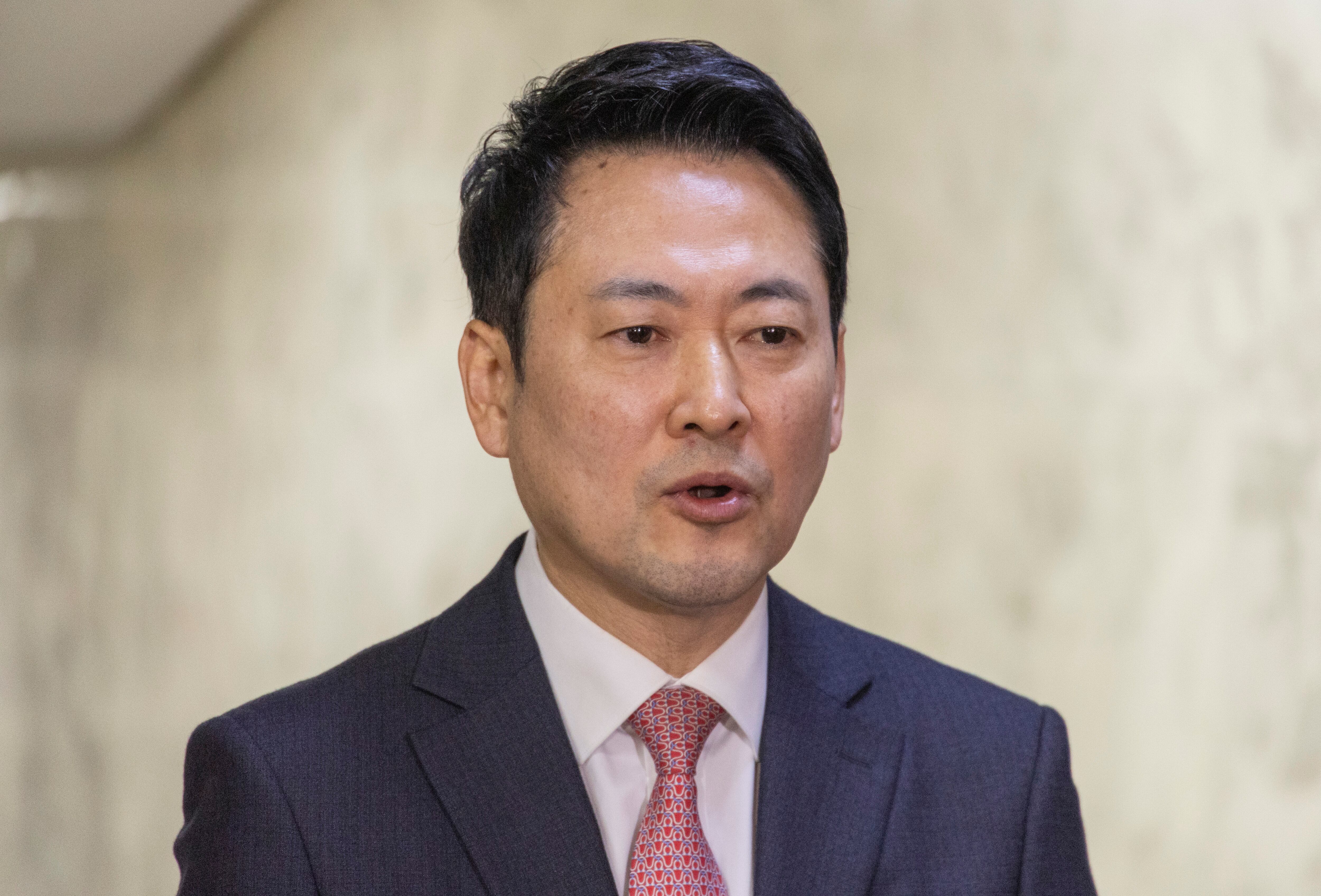 장동혁 국민의힘 대표가 11일 국회에서 열린 지역발전 영입 인재 환영식을 마친 뒤 취재진과 만나 국민의힘 의원단 명의로 발표된 결의문에 대한 자신의 입장을 밝히고 있다. /연합뉴스