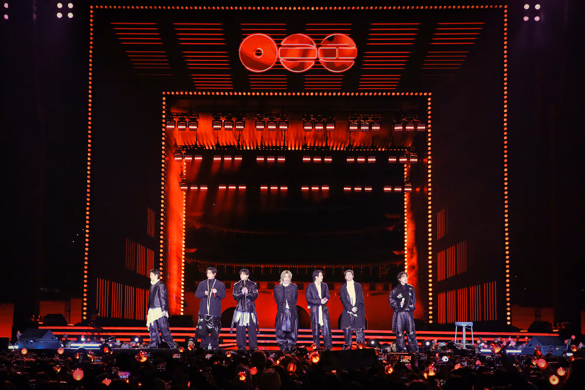 방탄소년단(BTS)이 지난 21일 서울 광화문광장에서 'BTS 컴백 라이브: 아리랑' 발매 기념 컴백 공연을 하고 있다. /빅히트 뮤직·넷플릭스 제공