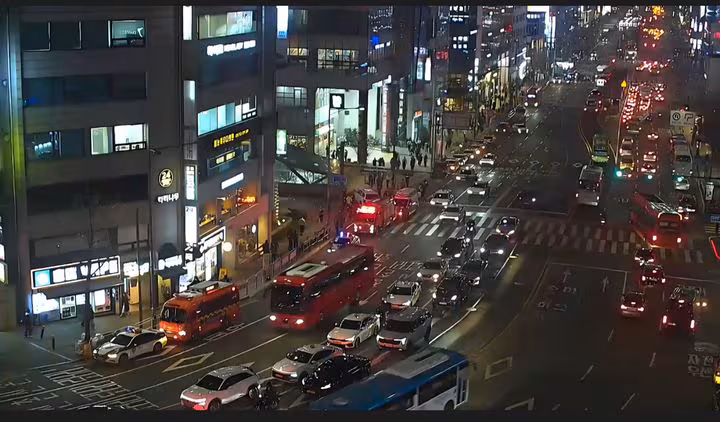 지난 23일 오후 7시10분 서울 동교동 홍대입구역 근처에서 차량이 인도로 돌진해 4명이 다치는 사고가 발생했다. /경찰청 제공