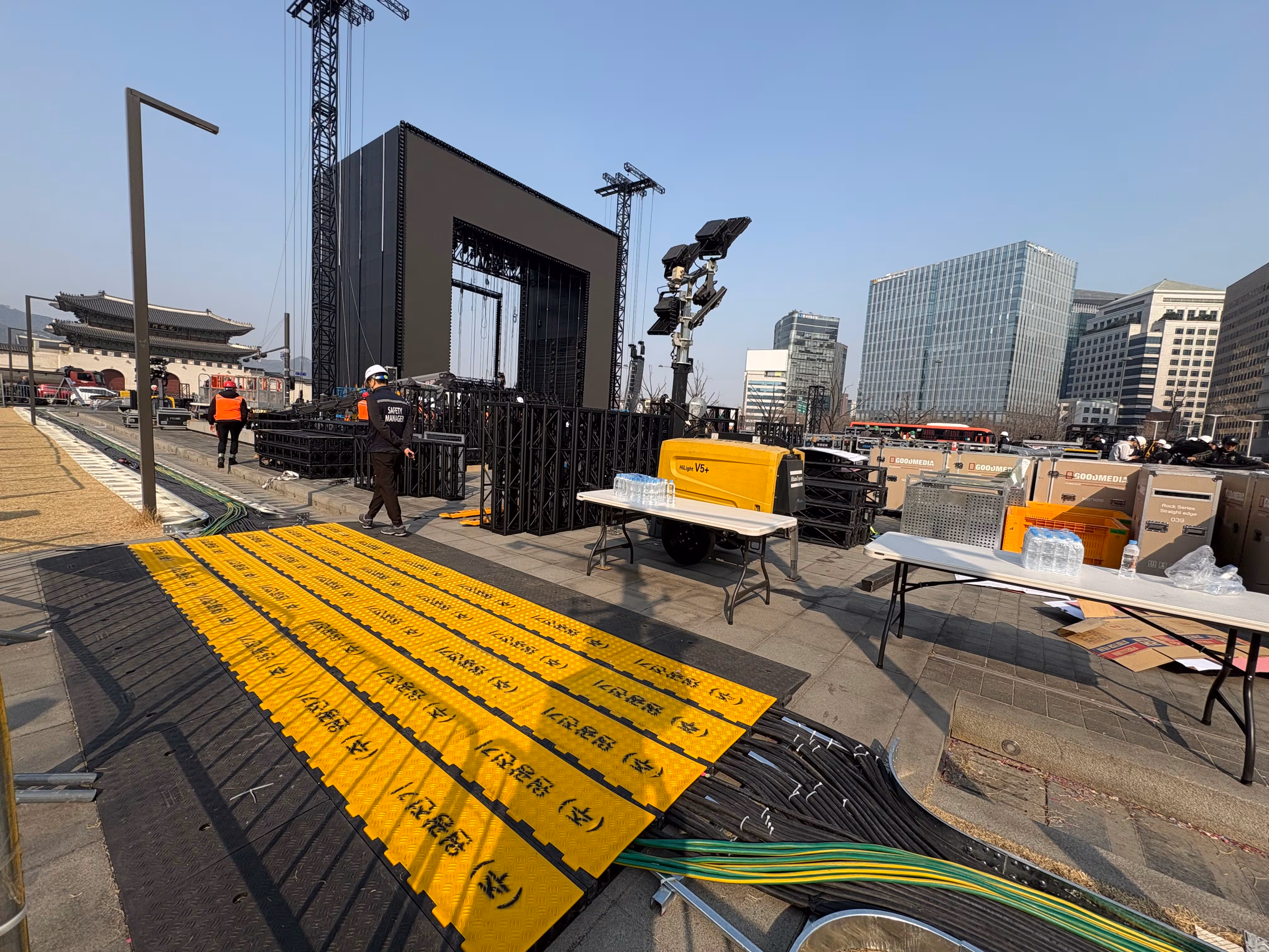 그룹 방탄소년단(BTS)의 정규 5집 앨범 '아리랑(ARIRANG)' 발매 기념 컴백 콘서트가 오는 21일 서울 광화문 광장에서 열리는 가운데 조명·영상·음향에 전력을 공급할 발전기 설치와 전선 작업이 한창이다. / 정미하 기자
