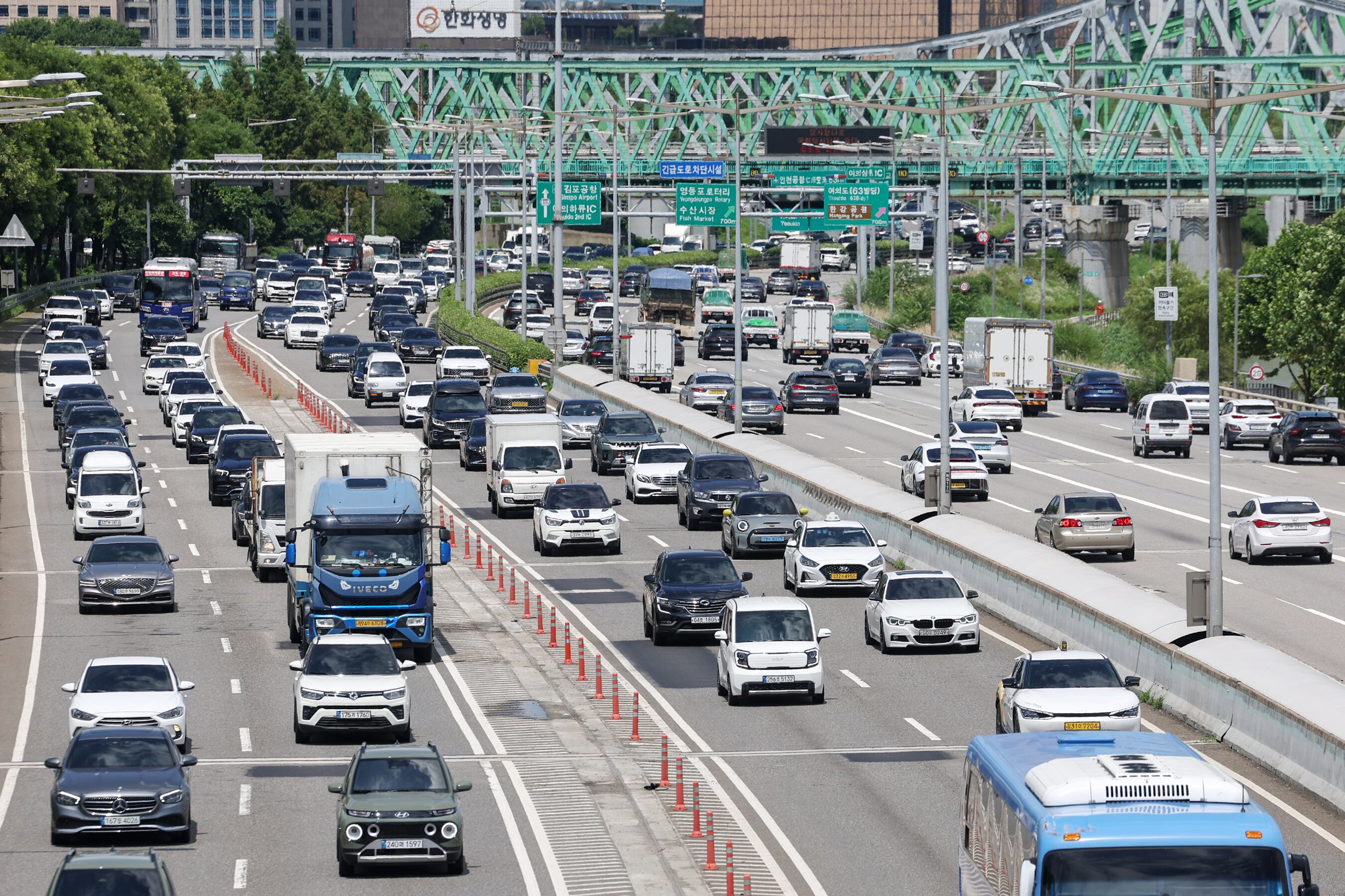 서울 동작구 올림픽대로 위로 차량이 오가고 있다. /뉴스1