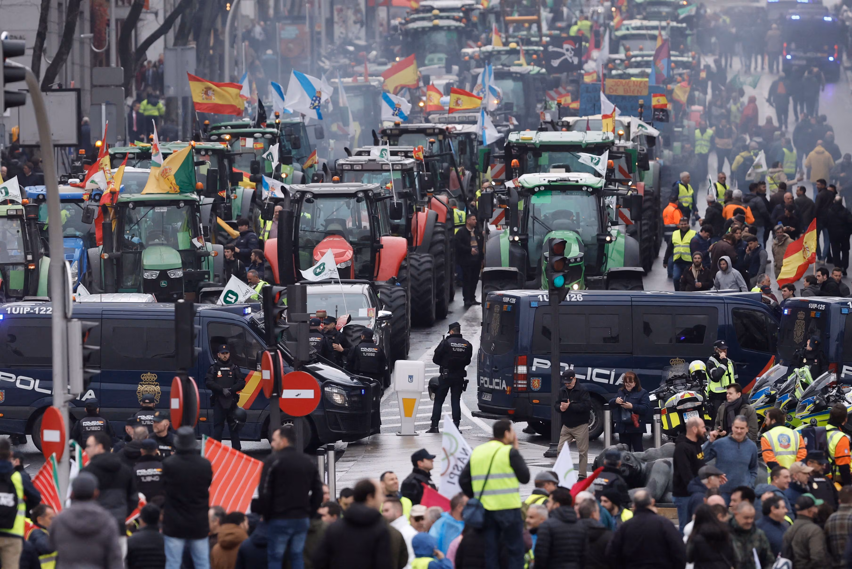 11일 스페인 마드리드 시내 제노바 거리에서 농민들이 EU-메르코수르 무역 협정에 항의하는 시위를 벌이고 있다. /연합뉴스