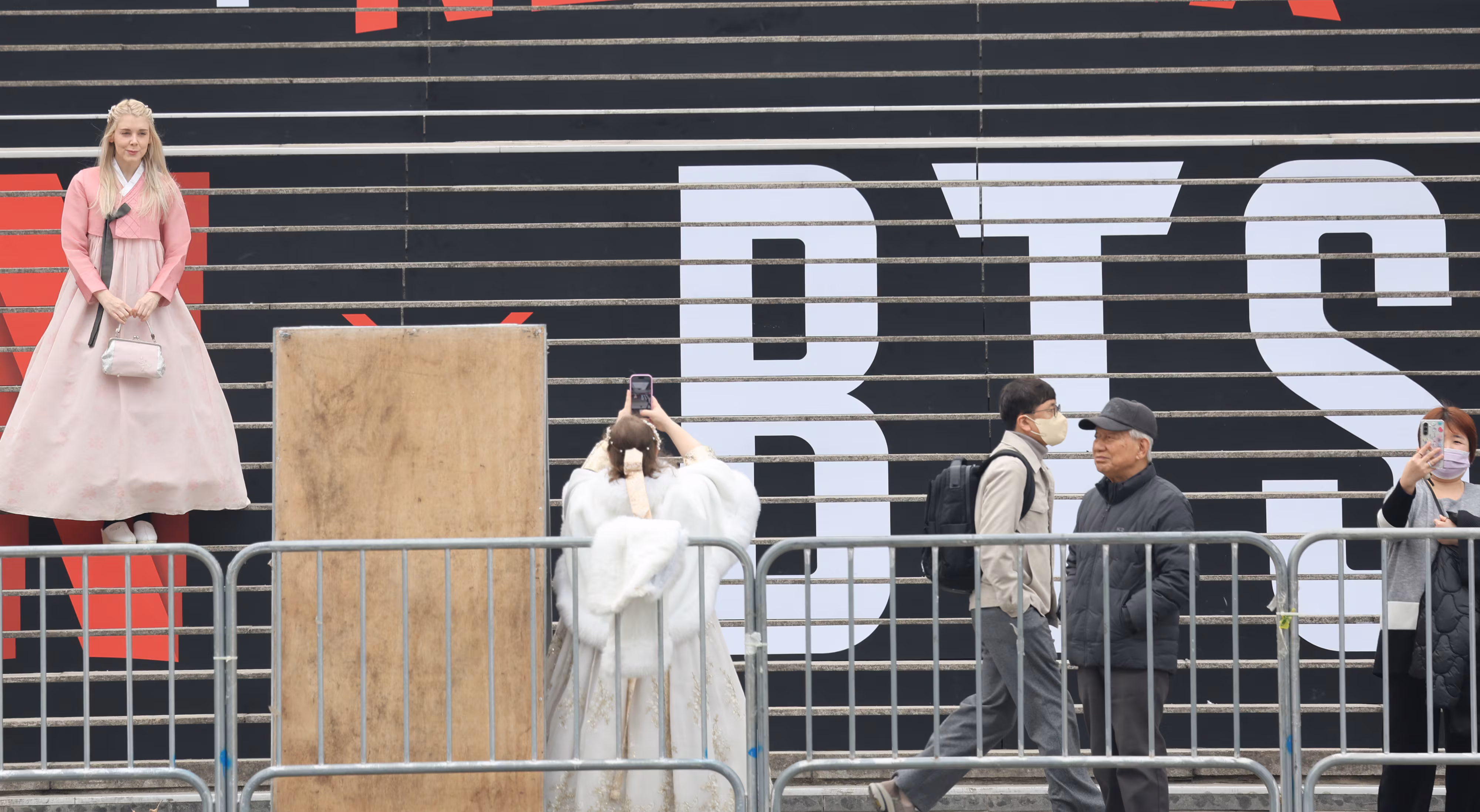 지난 16일 세종문화회관 계단에서 외국인 관광객들이 방탄소년단(BTS) 홍보물을 기념촬영하고 있다. /연합뉴스
