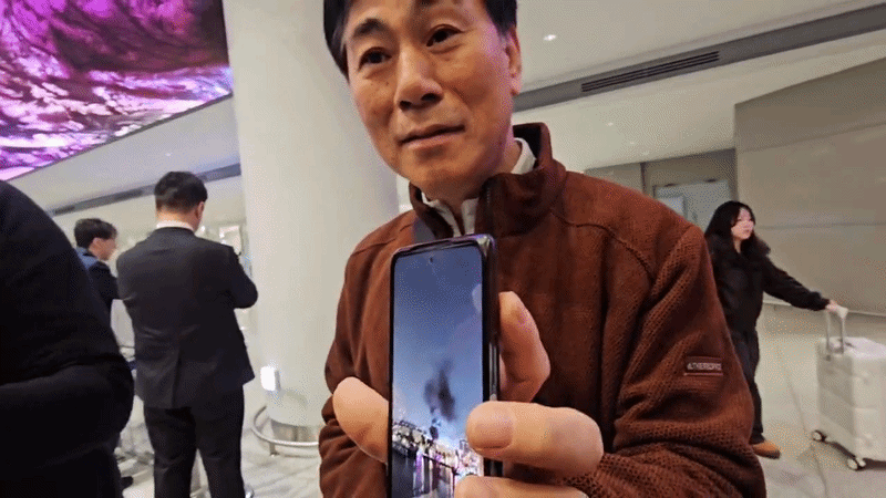 5일 아랍에미리트 두바이에서 대만을 경유해 인천국제공항에 도착한 이학중(66)씨가 현지에 미사일이 떨어지는 사진을 보여주며 당시 상황을 설명하고 있다. /황채영 기자