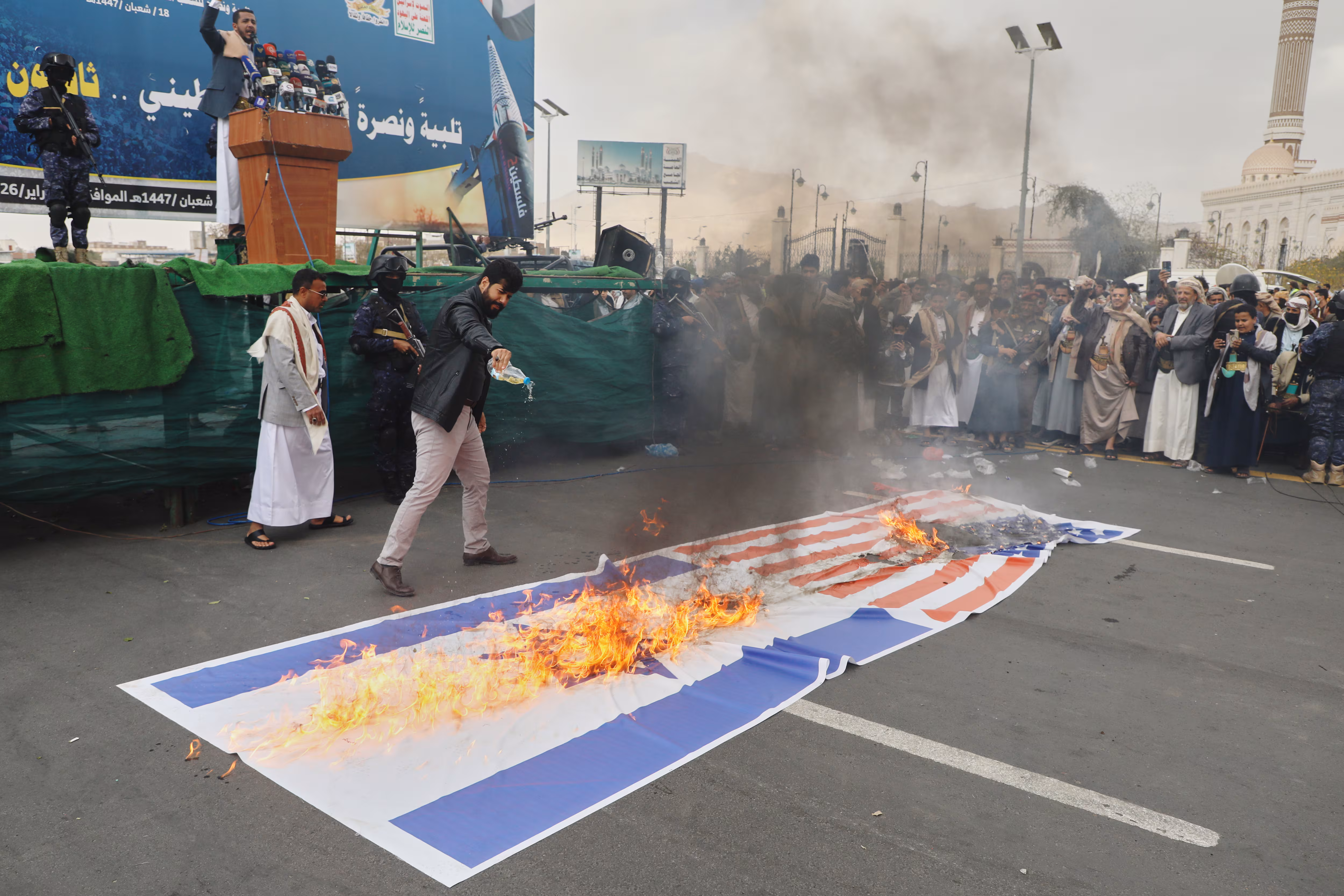 2월 6일(현지 시각) 예멘에서 후티 반군 지지자들이 반미 시위 도중 성조기와 이스라엘 국기를 불태우고 있다. /AP 연합뉴스