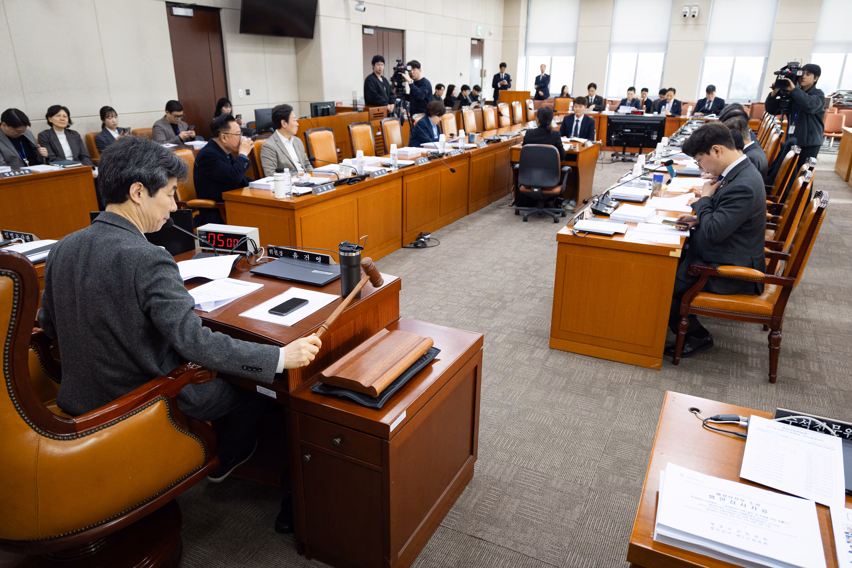 윤건영 국회 행정안전위원회 법안심사제1소위원장이 11일 서울 여의도 국회에서 열린 제433회 국회(임시회) 행정안전위원회 법안심사제1소위원회에서 의사봉을 두드리고 있다. /뉴스1