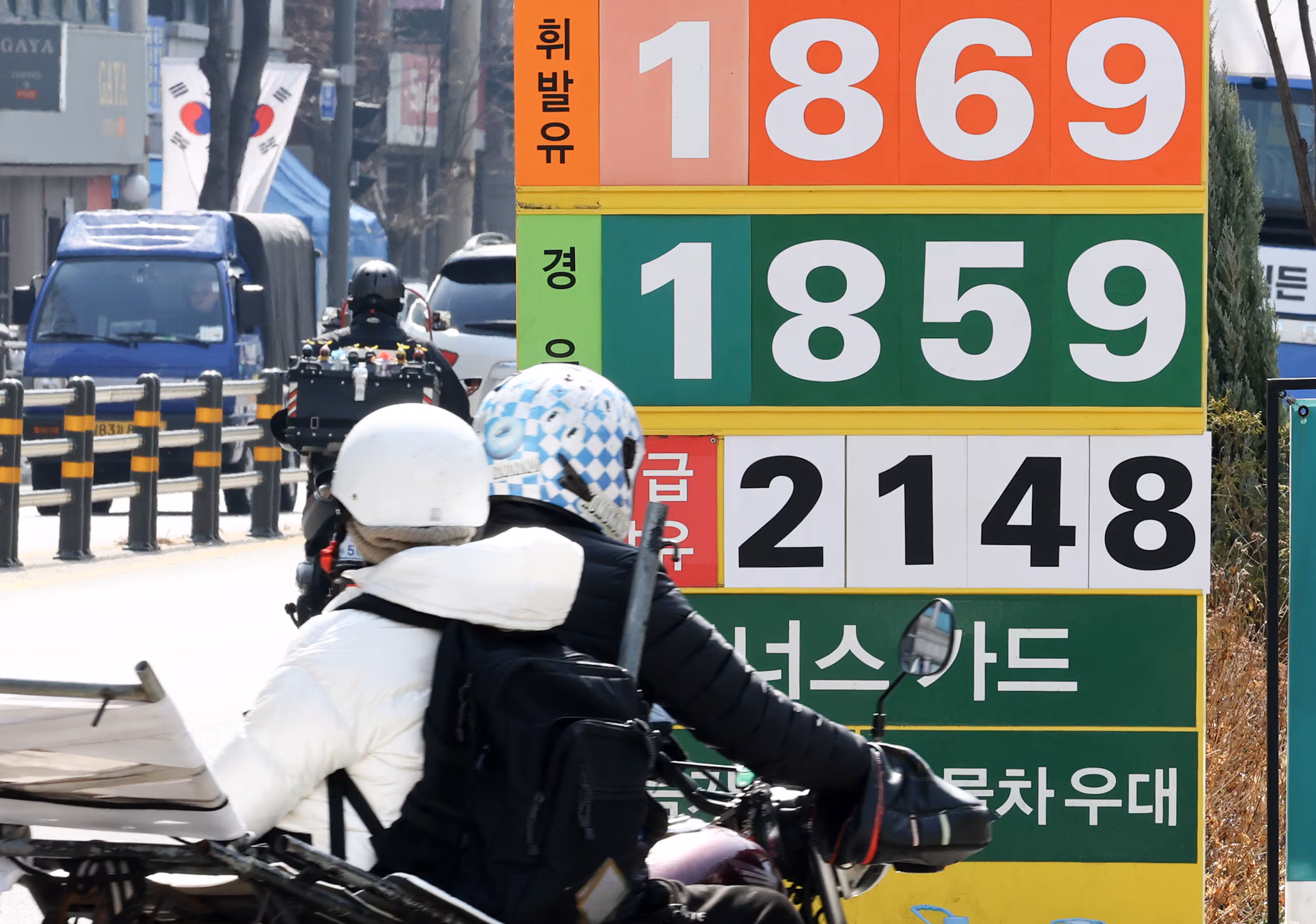 이란 전쟁 여파로 고유가가 지속되고 있는 23일 서울의 한 주유소에 유가정보가 표시돼 있다./뉴스1