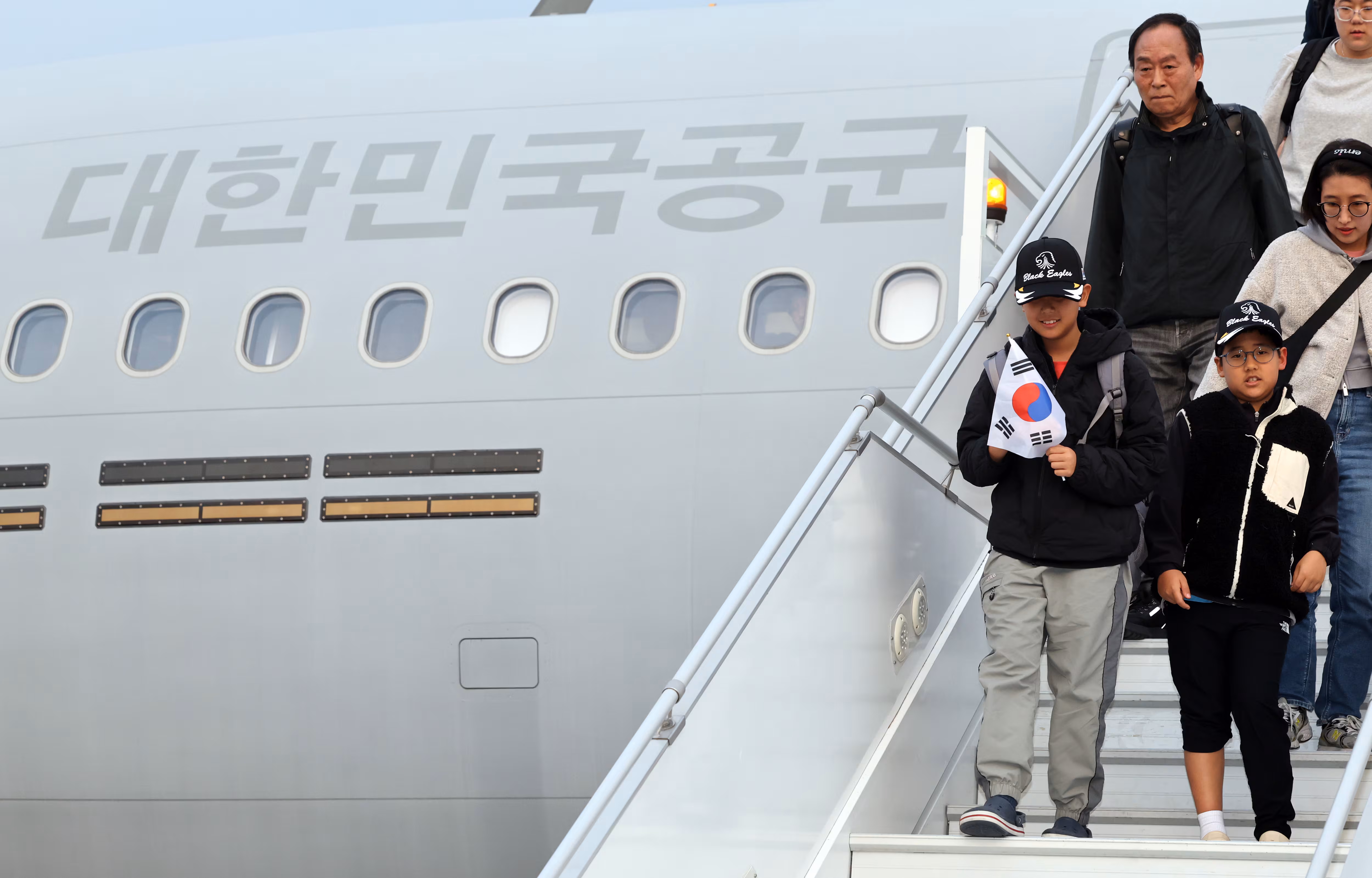 15일 오후 경기도 성남시 서울공항에서 중동 상황 악화로 공군 다목적 수송기 KC-330 '시그너스'를 타고 귀국한 현지 체류 교민들이 발걸음을 옮기고 있다./사진공동취재단