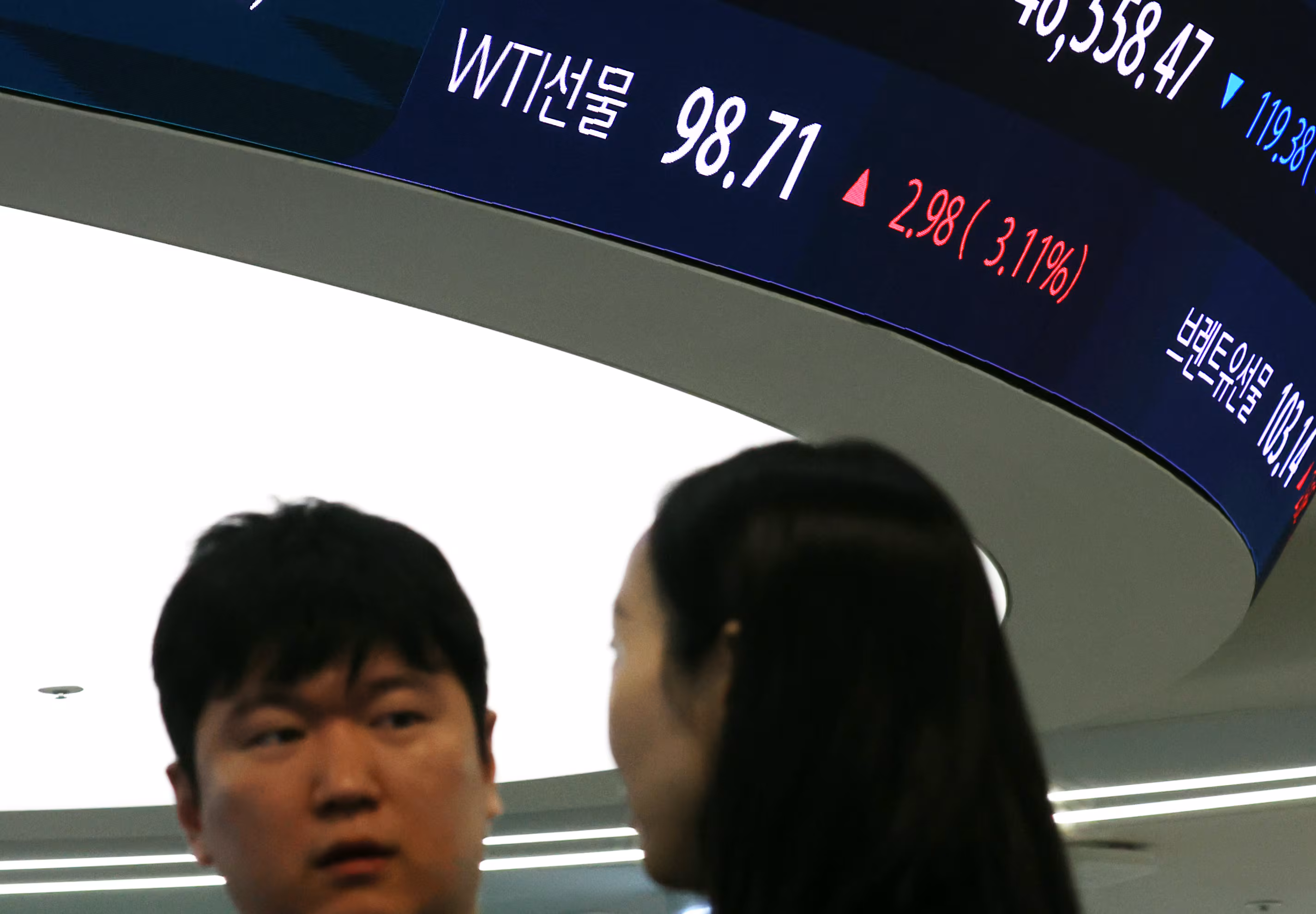 16일 오전 서울 중구 하나은행 딜링룸 전광판에 WTI 선물가격이 98.71달러를 보이고 있다. /뉴스1