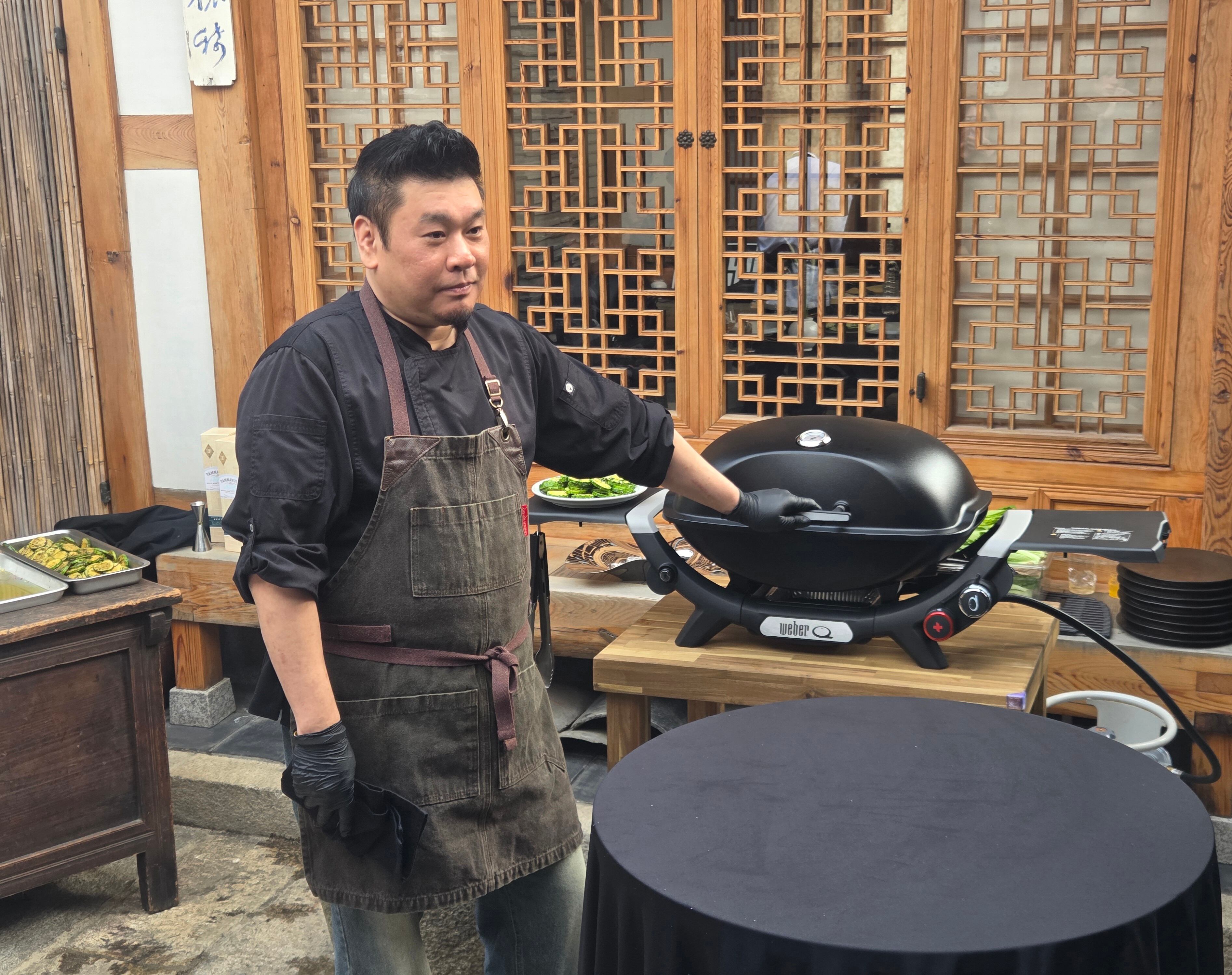 9일 서울 북촌 한옥마을 락고재에서 열린 웨버 ‘뉴 Q2000 시리즈’ 공개 미디어 행사에서 레이먼 킴 셰프가 뉴 Q2000 시리즈 제품 시연을 하고 있다. /방재혁 기자