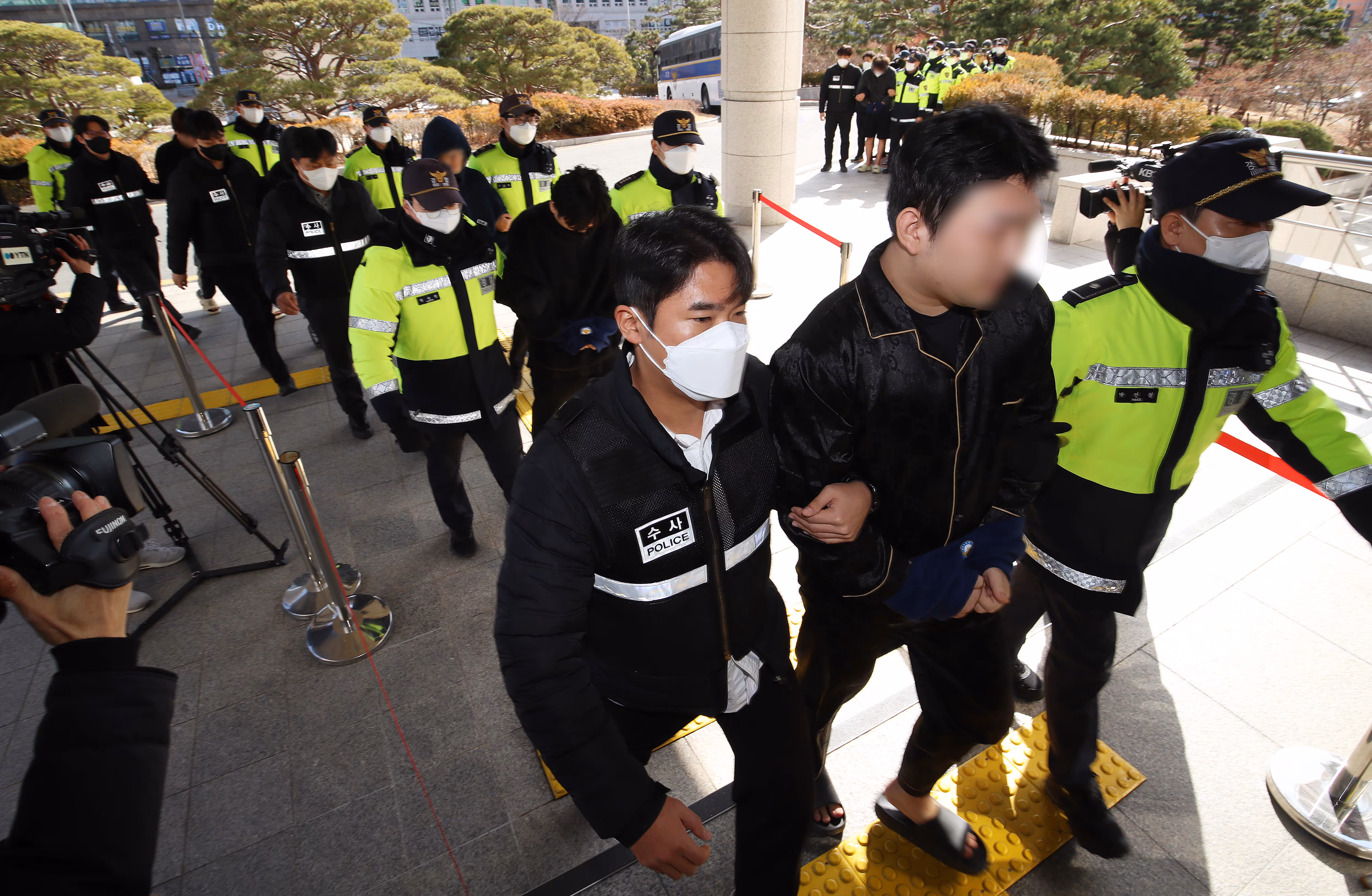 캄보디아에서 대규모 스캠 범죄를 저질러 강제 송환된 한국인 피의자들이 법원에 출석하고 있다. /뉴스1