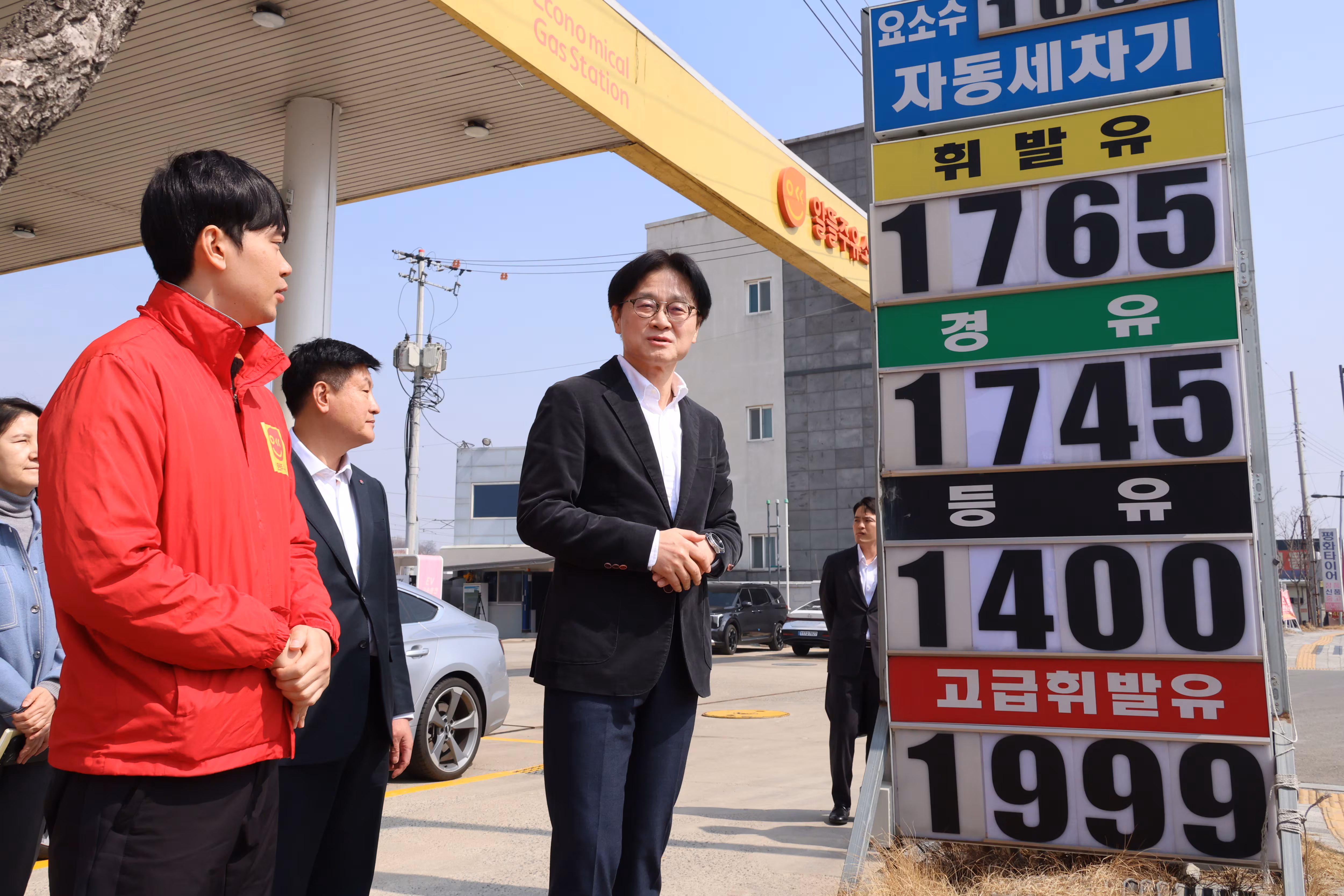 김정관 산업통상부 장관이 석유 최고가격제 시행 나흘째인 16일 충북 오송의 한 자영 알뜰주유소에서 소비자 가격 동향을 점검하고 있다. / 연합뉴스 