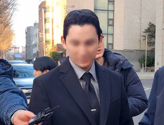 피의자 신분으로 경찰 조사를 받은 김병기 무소속 의원의 차남. 사진은 지난달 25일 마포구 서울경찰청 공공범죄수사대에서 조사를 받고 나와 이동하는 모습. /뉴스1 