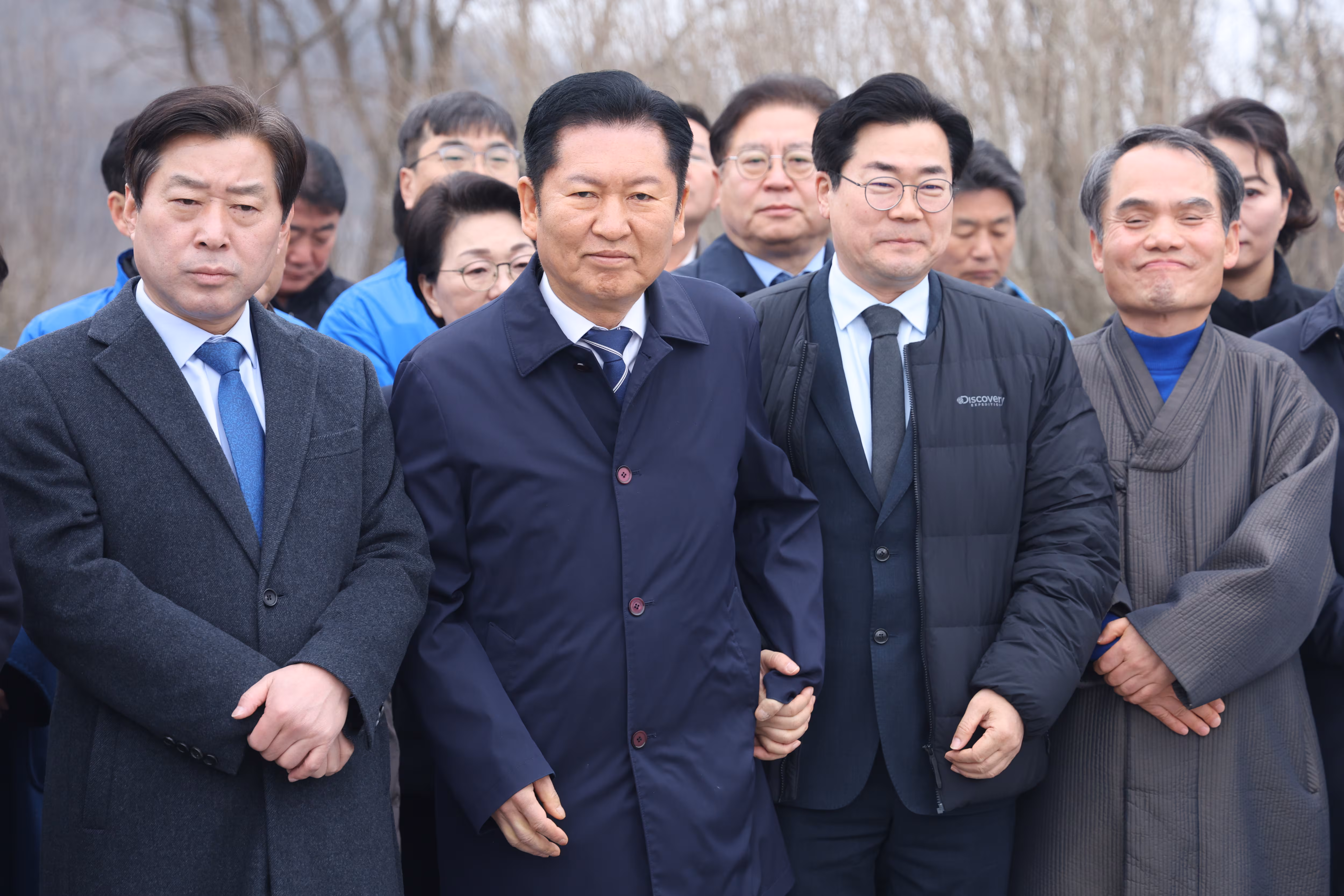정청래 더불어민주당 대표와 인천시장 후보로 공천된 박찬대 의원이 11일 인천 강화군 강화평화전망대 망배단을 시찰하며 인사하고 있다./뉴스1