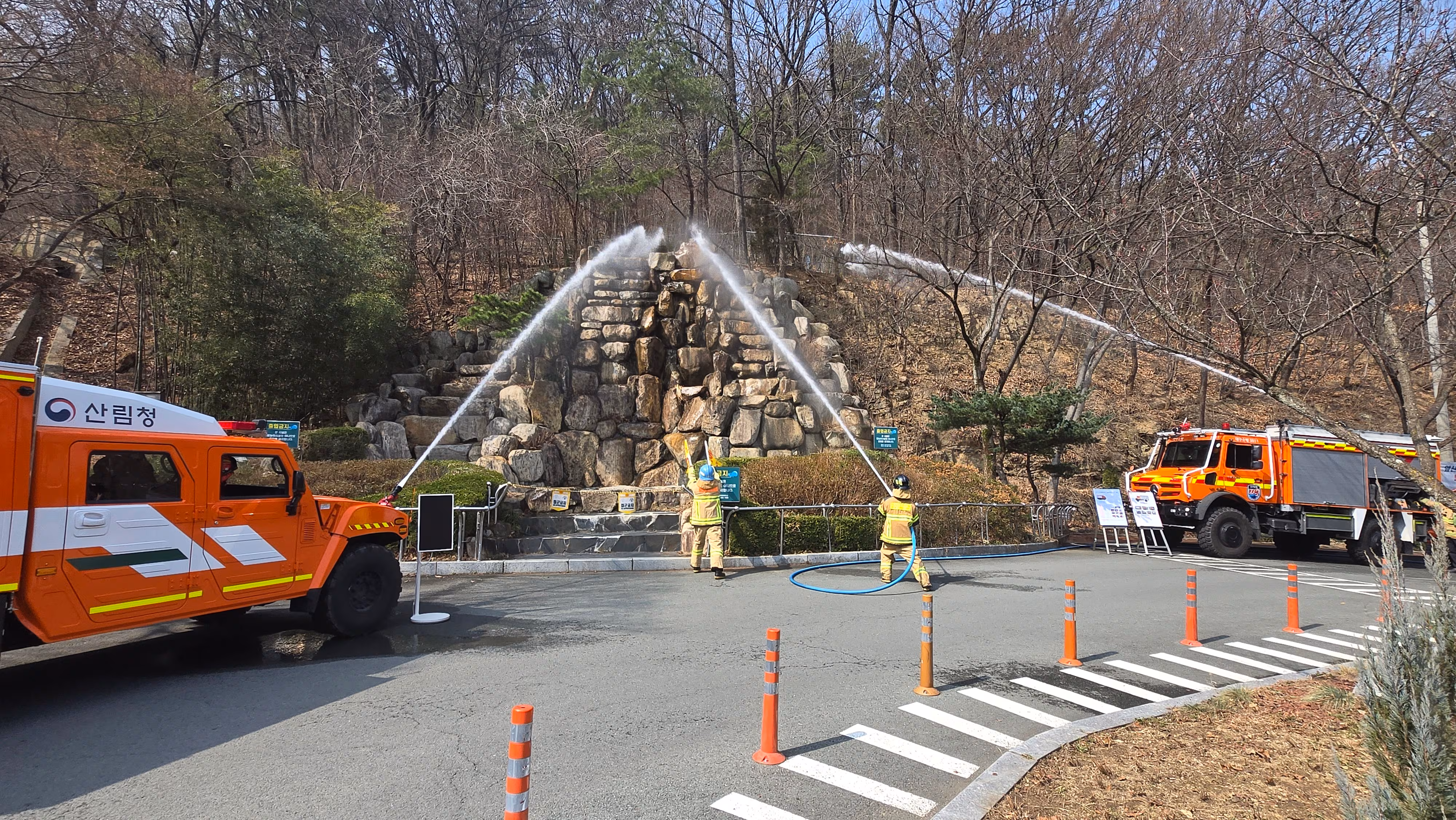 16일 오전 대구 남구 앞산공원에서 산불 진화 모의 시범 훈련이 진행되고 있다. /대구=윤희훈