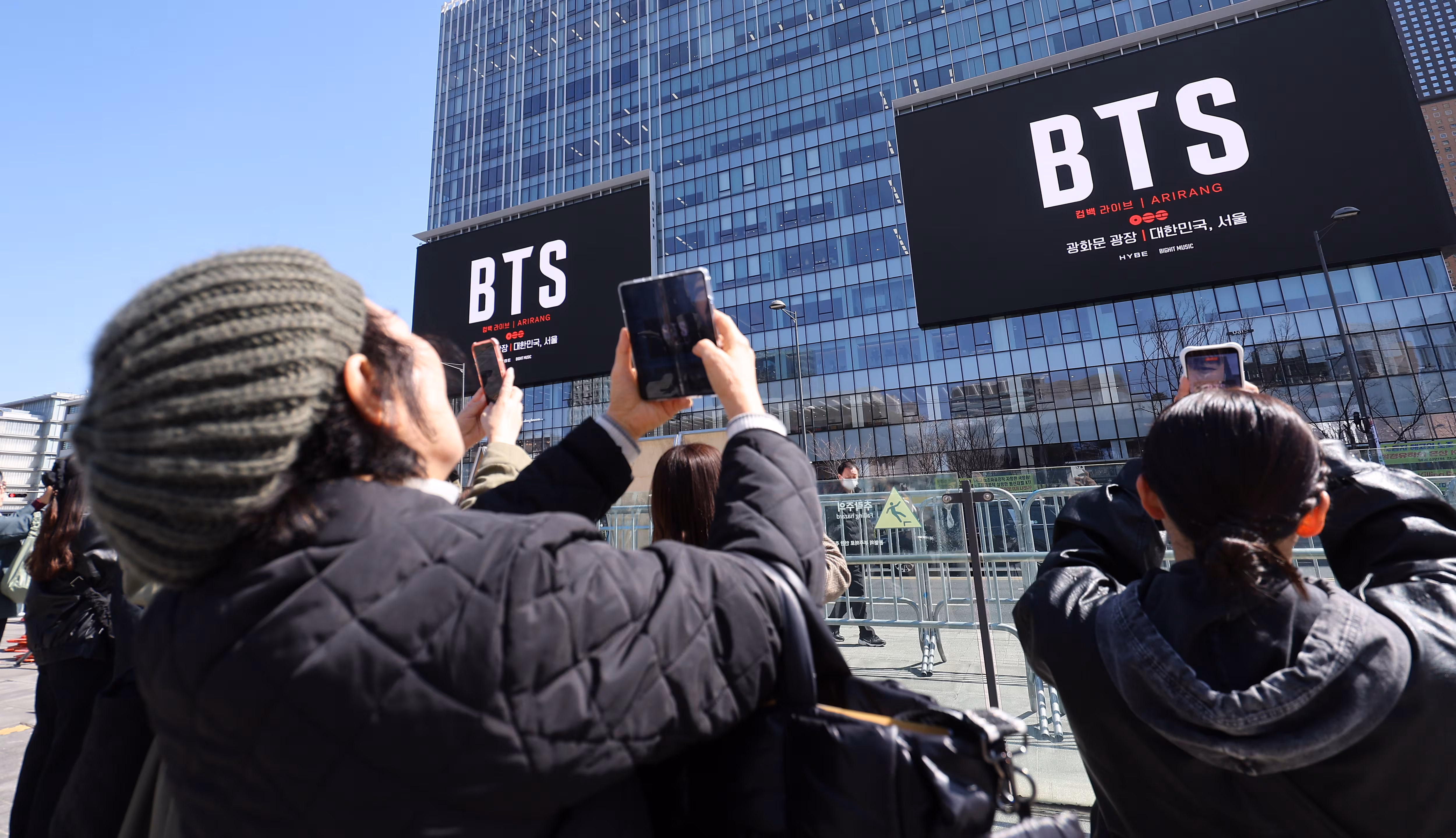 그룹 방탄소년단(BTS)의 서울 광화문광장 컴백 공연이 이틀 앞으로 다가온 19일 서울 종로구 광화문광장에서 외국인 팬들이 컴백 공연을 알리는 전광판 광고를 스마트폰으로 촬영하고 있다. /뉴스1