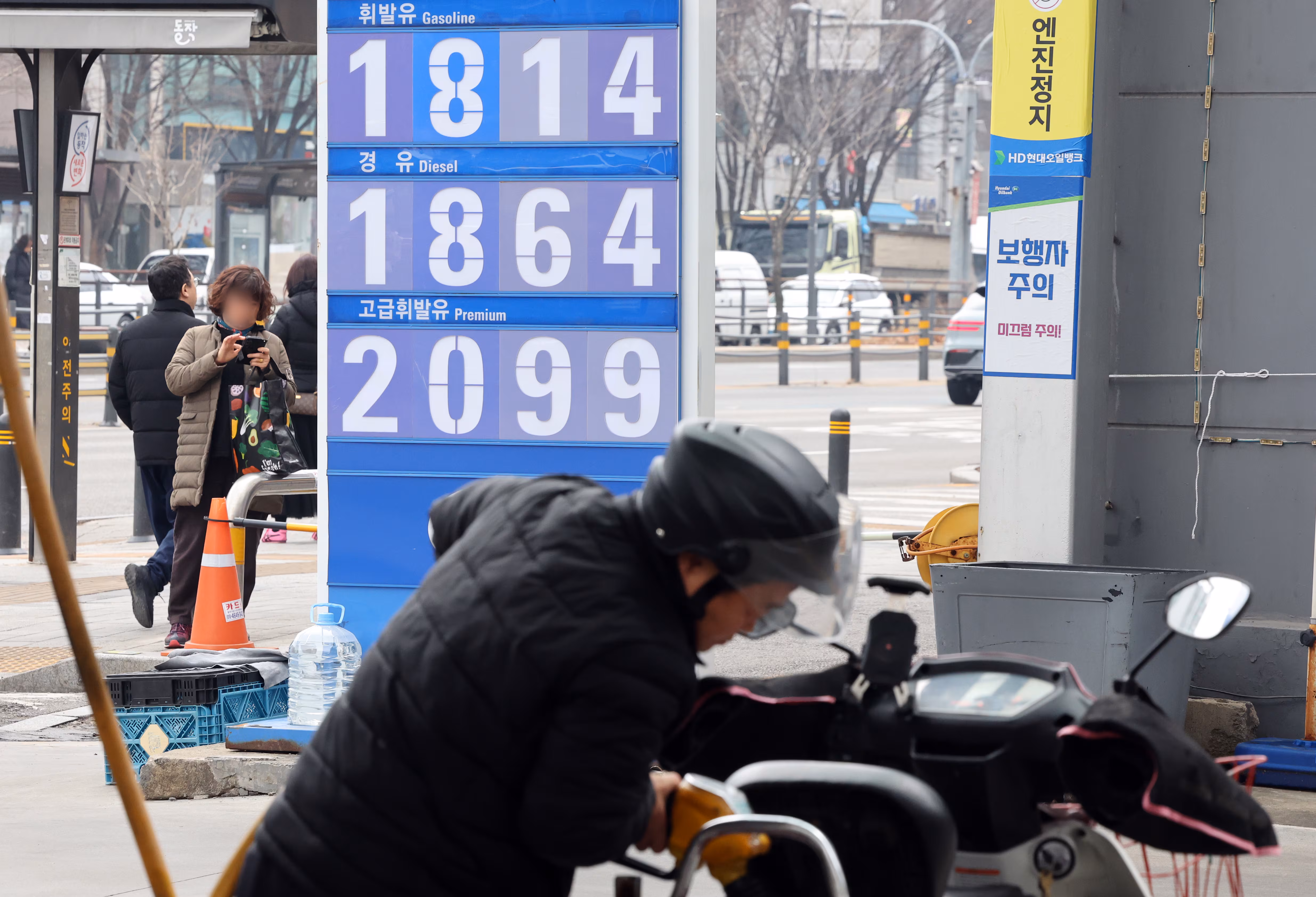 6일 서울 시내 한 주유소에 유류 가격이 표시돼 있다. /뉴스1