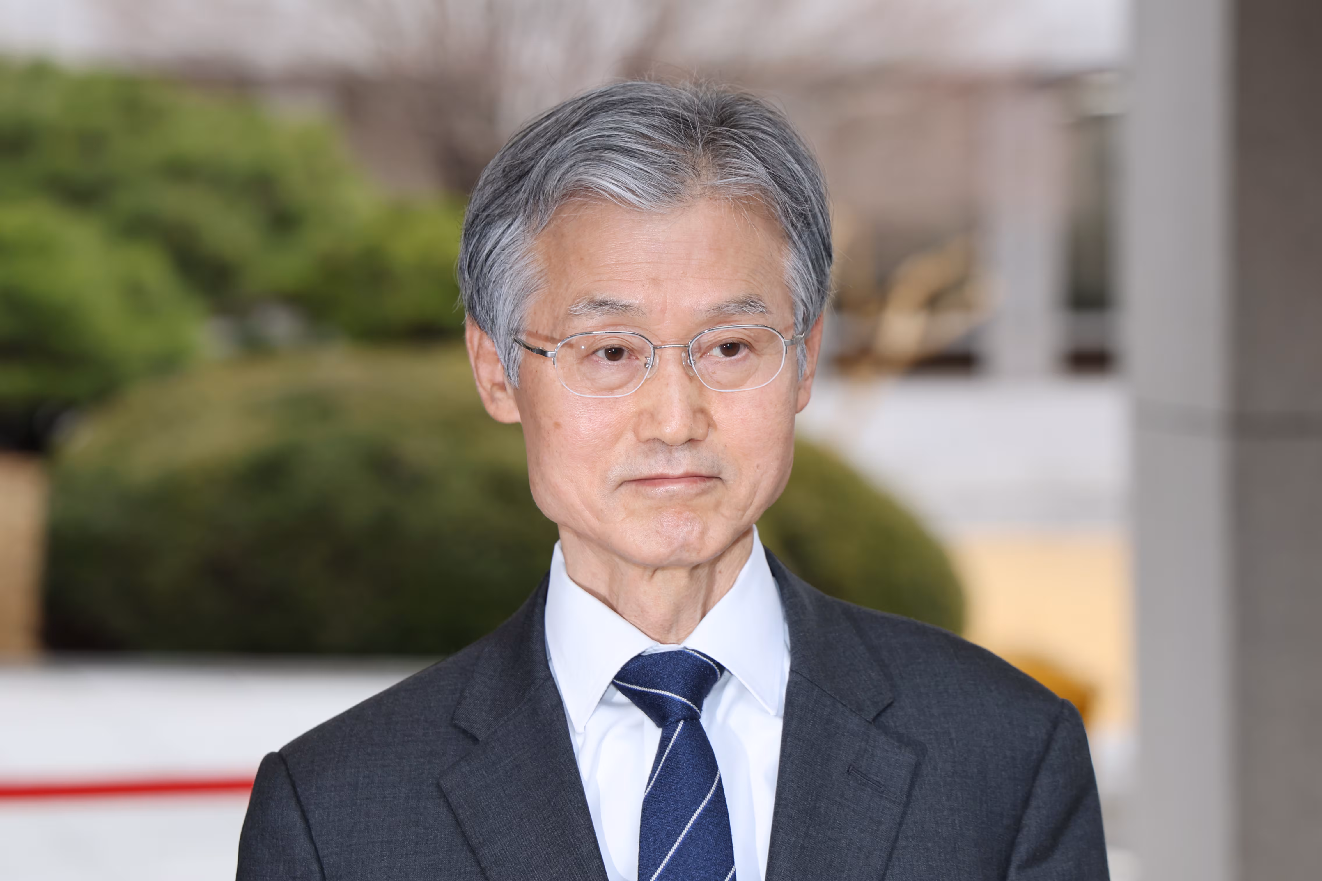 조희대 대법원장이 3일 서울 서초구 대법원으로 출근하며 취재진 질문을 듣고 있다. /연합뉴스