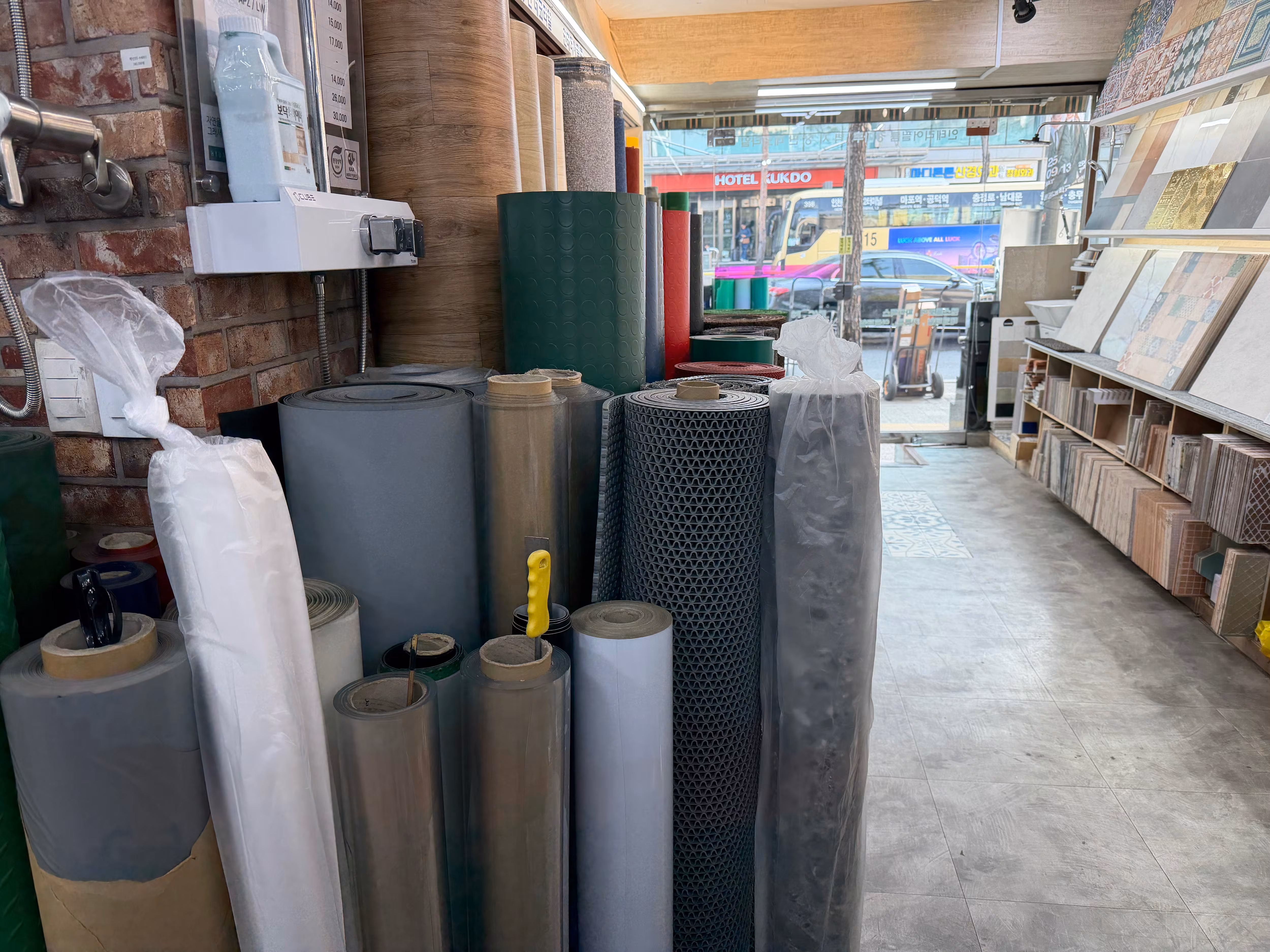 서울의 한 인테리어 대리점에 PVC 소재로 제작된 매트가 진열돼 있다./뉴스1