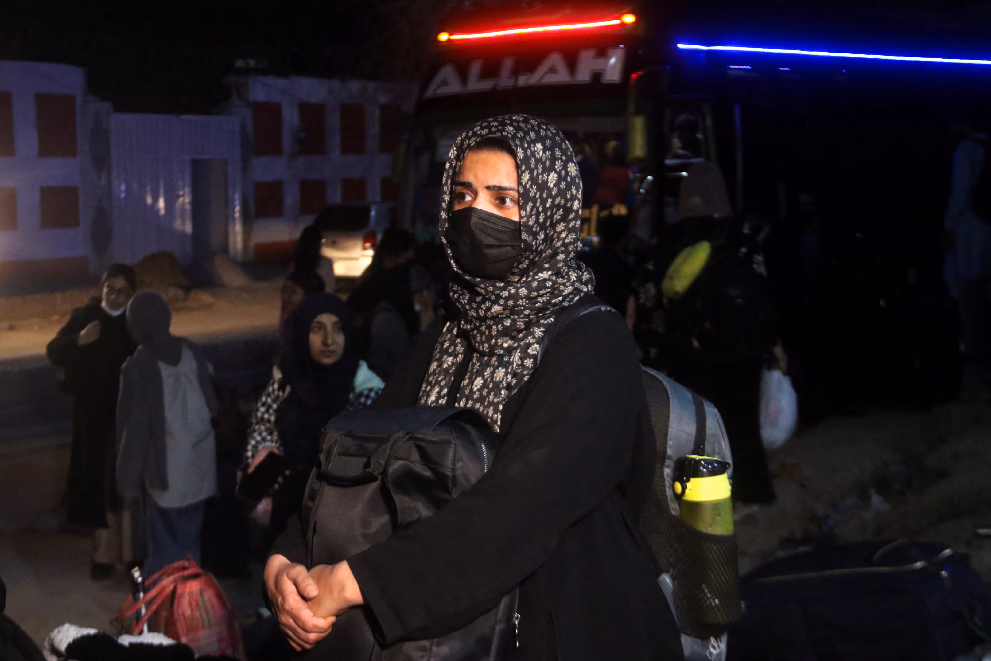 3일 한 피란민이 파키스탄 퀘타에서 소지품을 들고 공습을 피해 대피하고 있다. /연합뉴스