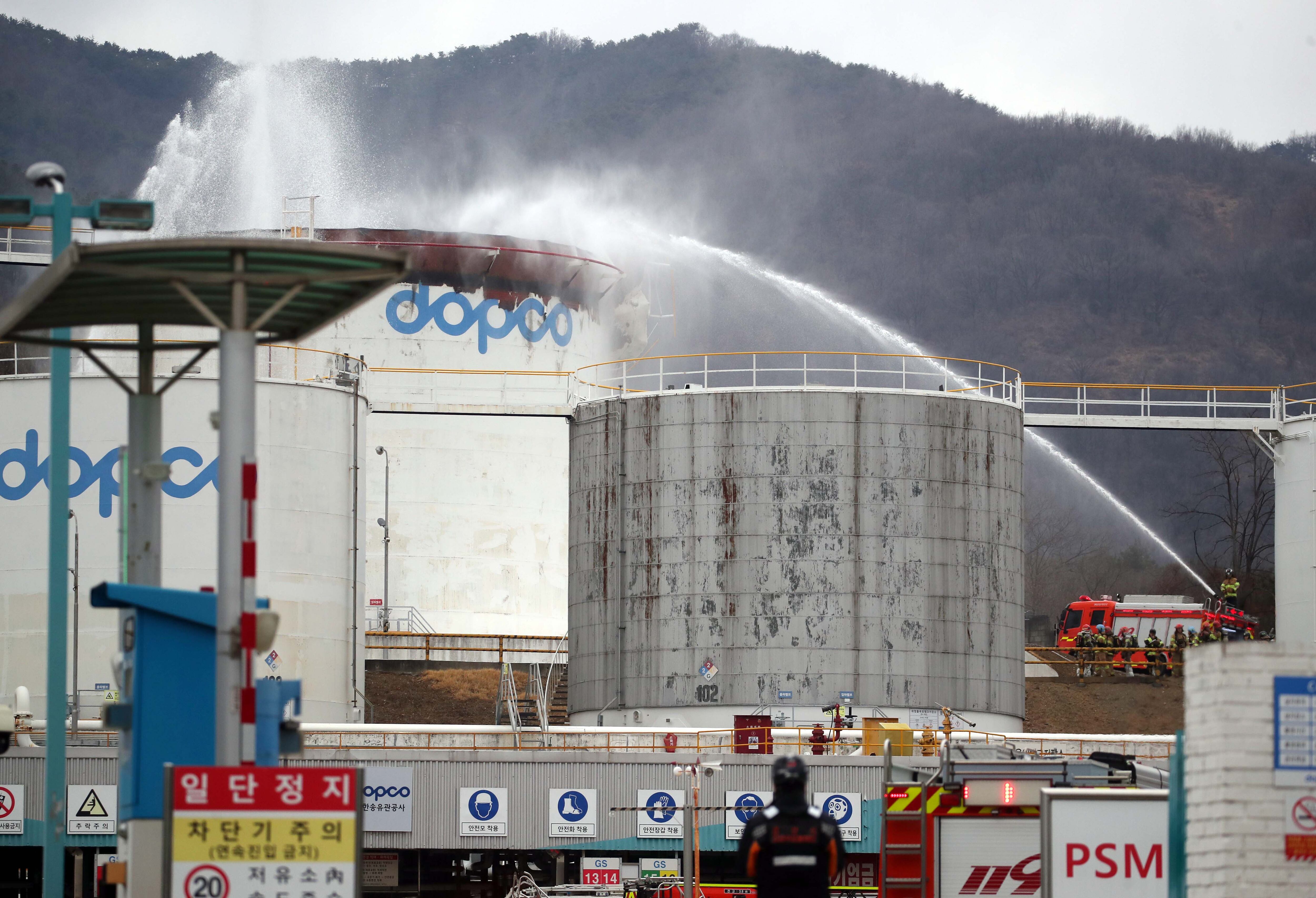 지난 2월 10일 오전 경북 경산시 하양읍 대한송유관공사 영남지사 옥외탱크 저장소에서 화재가 발생해 소방당국이 진화작업을 하고 있다. /연합뉴스