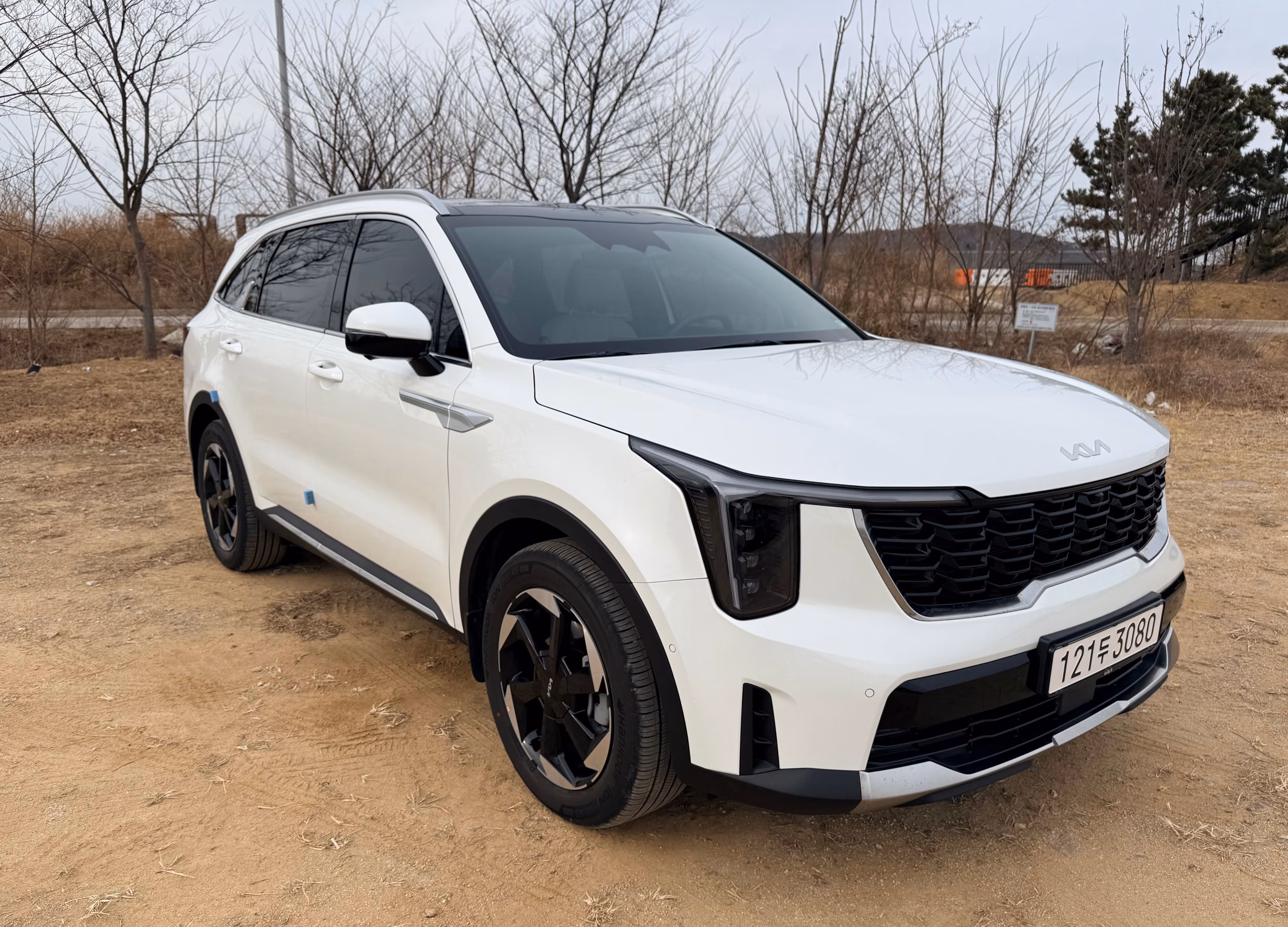 기아의 2026년형 ‘쏘렌토 1.6 가솔린 터보 하이브리드’ 측면은 헤드램프부터 테일램프까지 라인 덕에 시각적으로 길어보인다./이윤정 기자