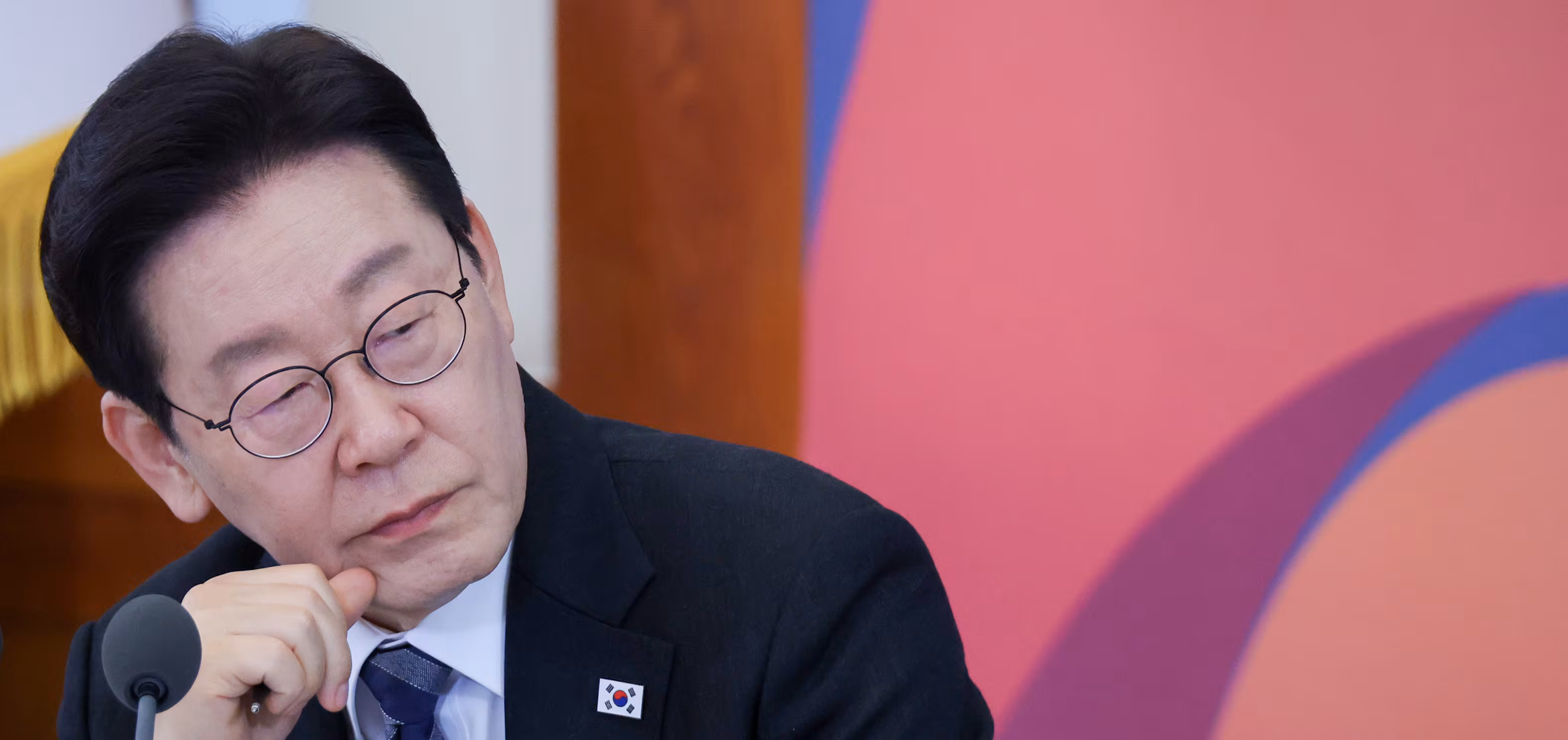 이재명 대통령이 18일 청와대에서 열린 자본시장 안정과 정상화 간담회에서 참석자의 발언을 듣고 있다./뉴스1