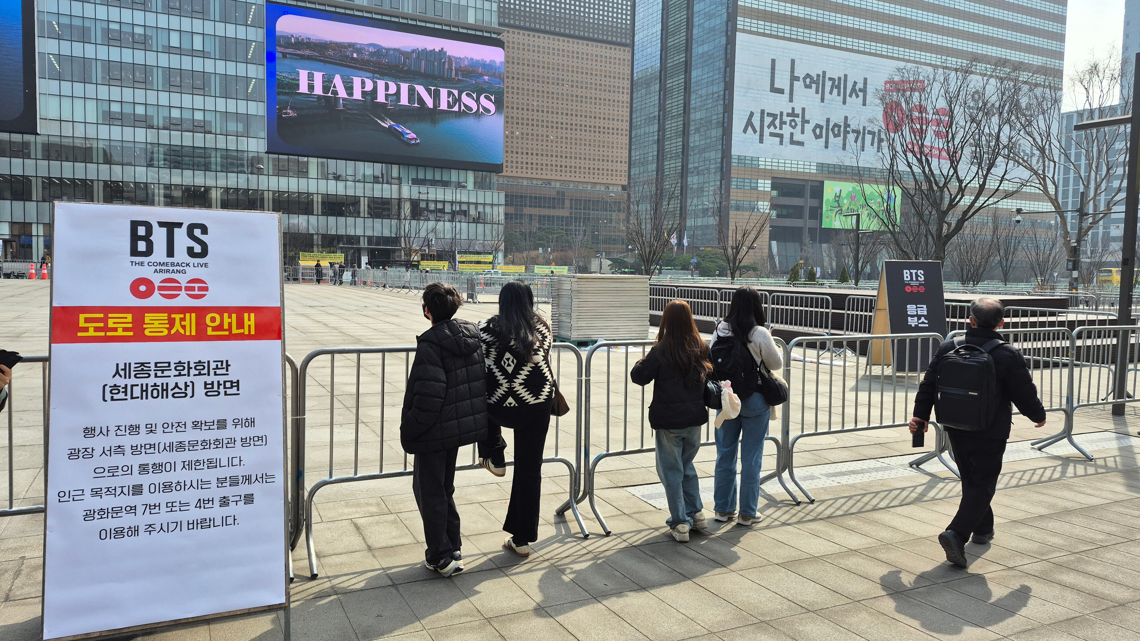 16일 서울 광화문광장을 방문한 외국인 관광객들이 무대가 설치되기 전 광장의 사진을 찍고 있다./임희재 기자