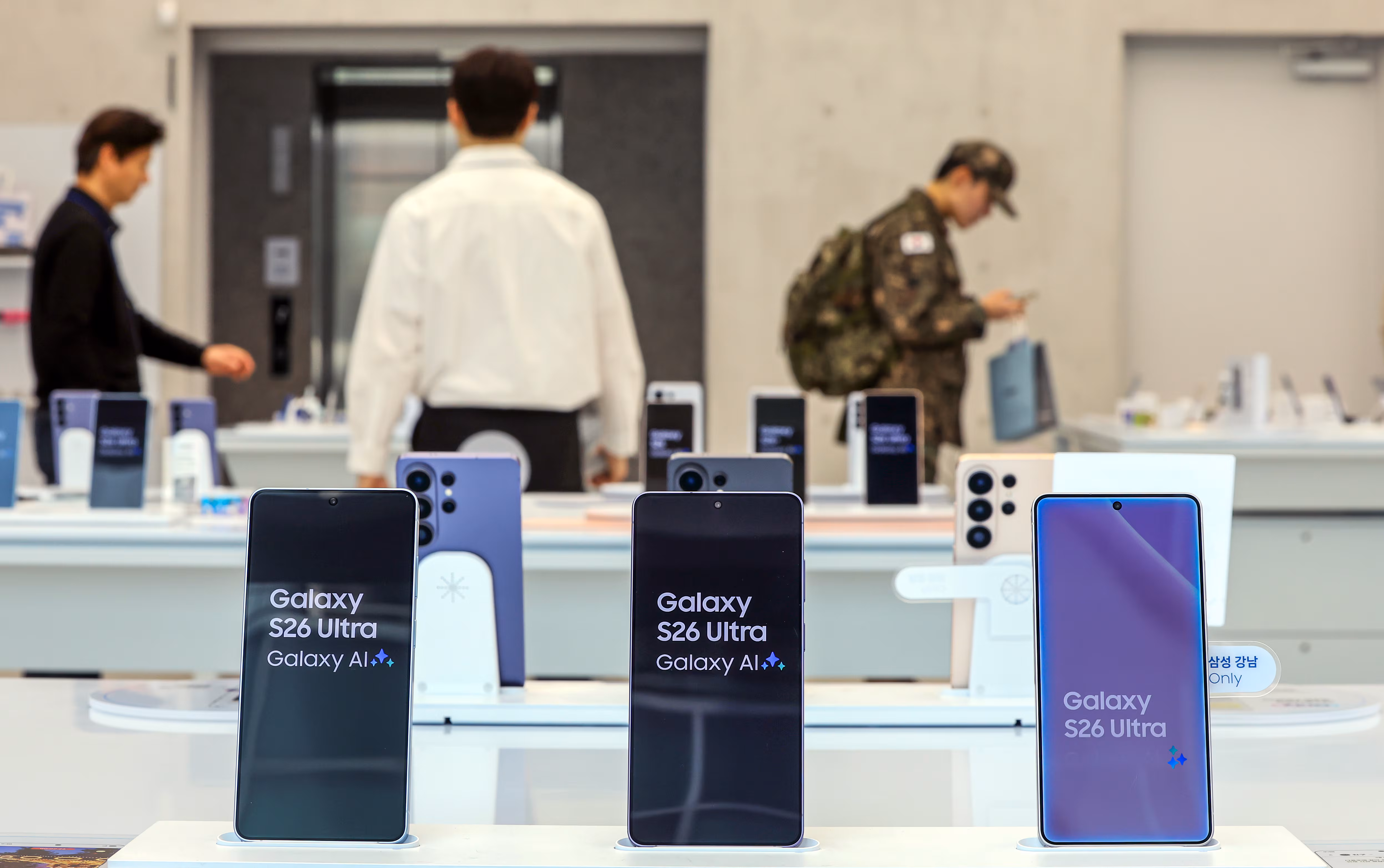 서울 서초구 삼성 강남 매장에 갤럭시 S26(왼쪽부터), 갤럭시 S26 플러스, 갤럭시 S26 울트라가 진열돼 있다. /뉴스1