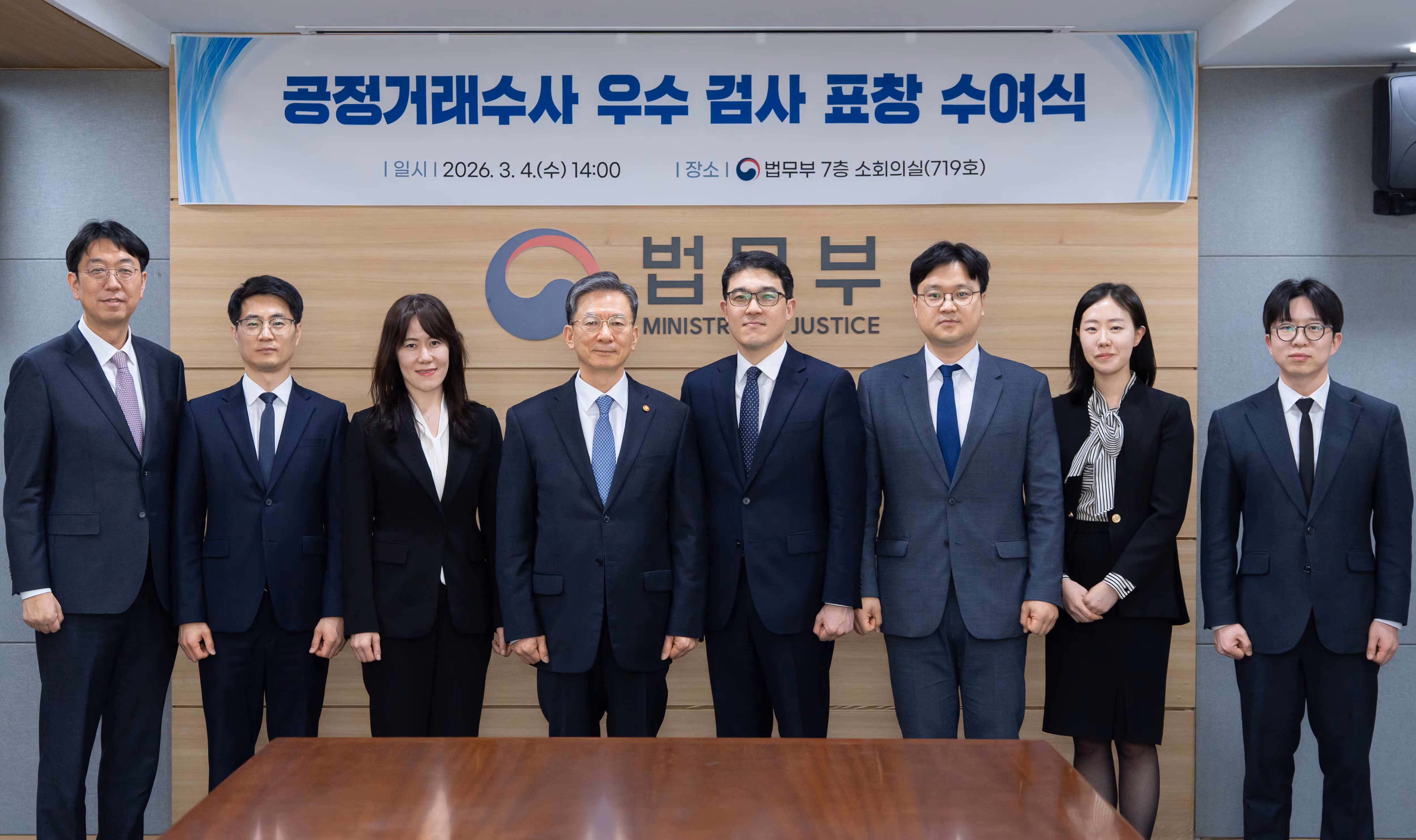 정성호 법무부 장관과 우수 검사 표창 수상자들. /.법무부 제공