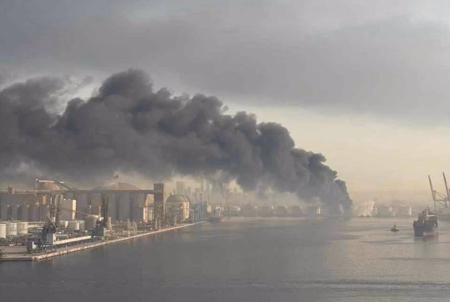 중동사태 초기였던 지난 1일 호르무즈 해협 인접 항구인 아랍에미리트연합(UAE) 제벨알리 항이 폭격을 당해 연기가 나는 모습./선원노련 제공. 