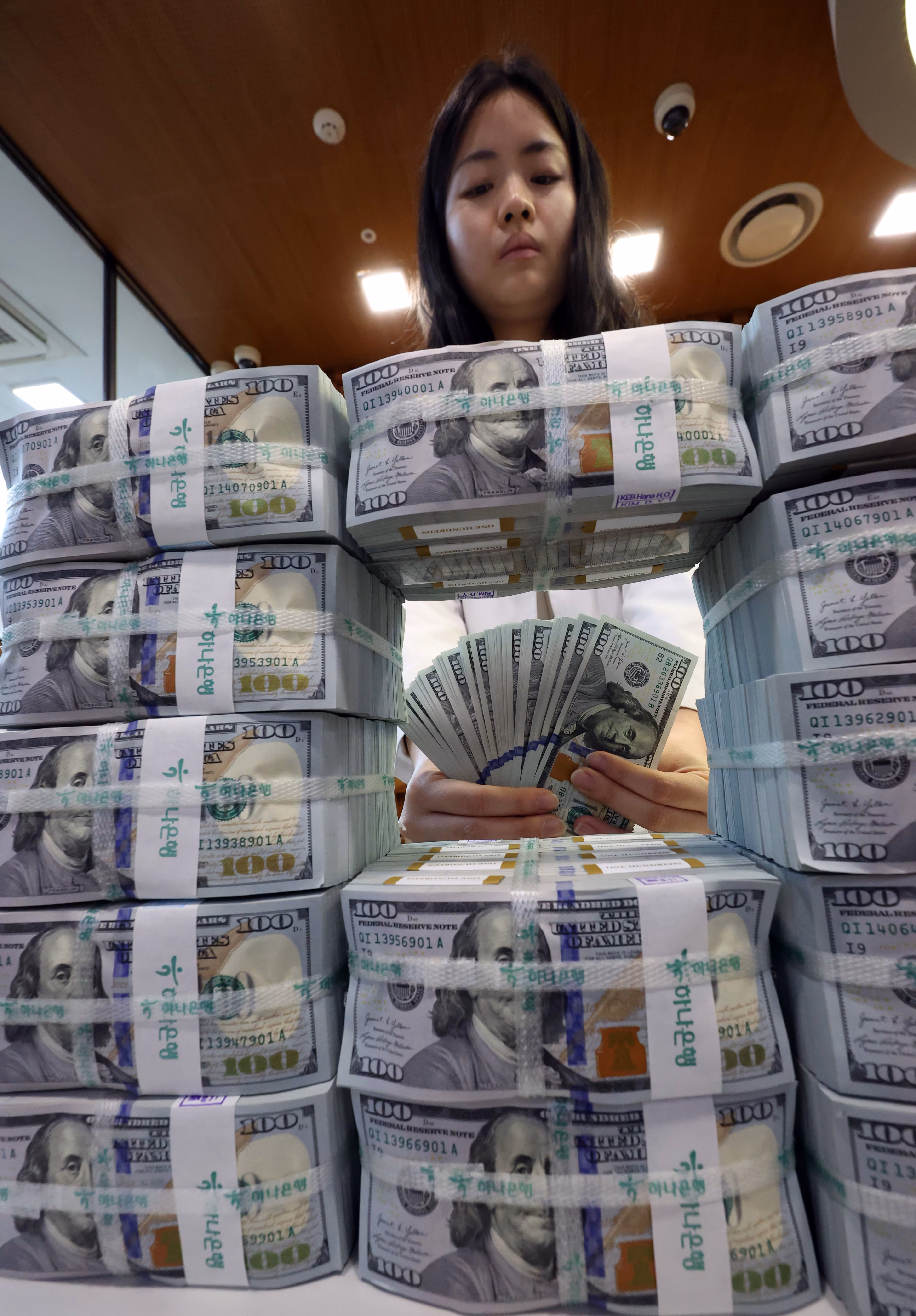 서울 중구 명동 하나은행 위변조대응센터에서 직원이 달러를 정리하고 있다./뉴스1