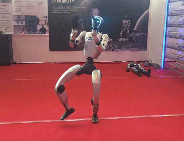 4일 서울 강남구 코엑스에서 열린 ‘차이나 휴머노이드 로봇 컨퍼런스’에서 유니트리의 휴머노이드 로봇 G1이 리듬을 타며 움직이는 모습./최지희 기자